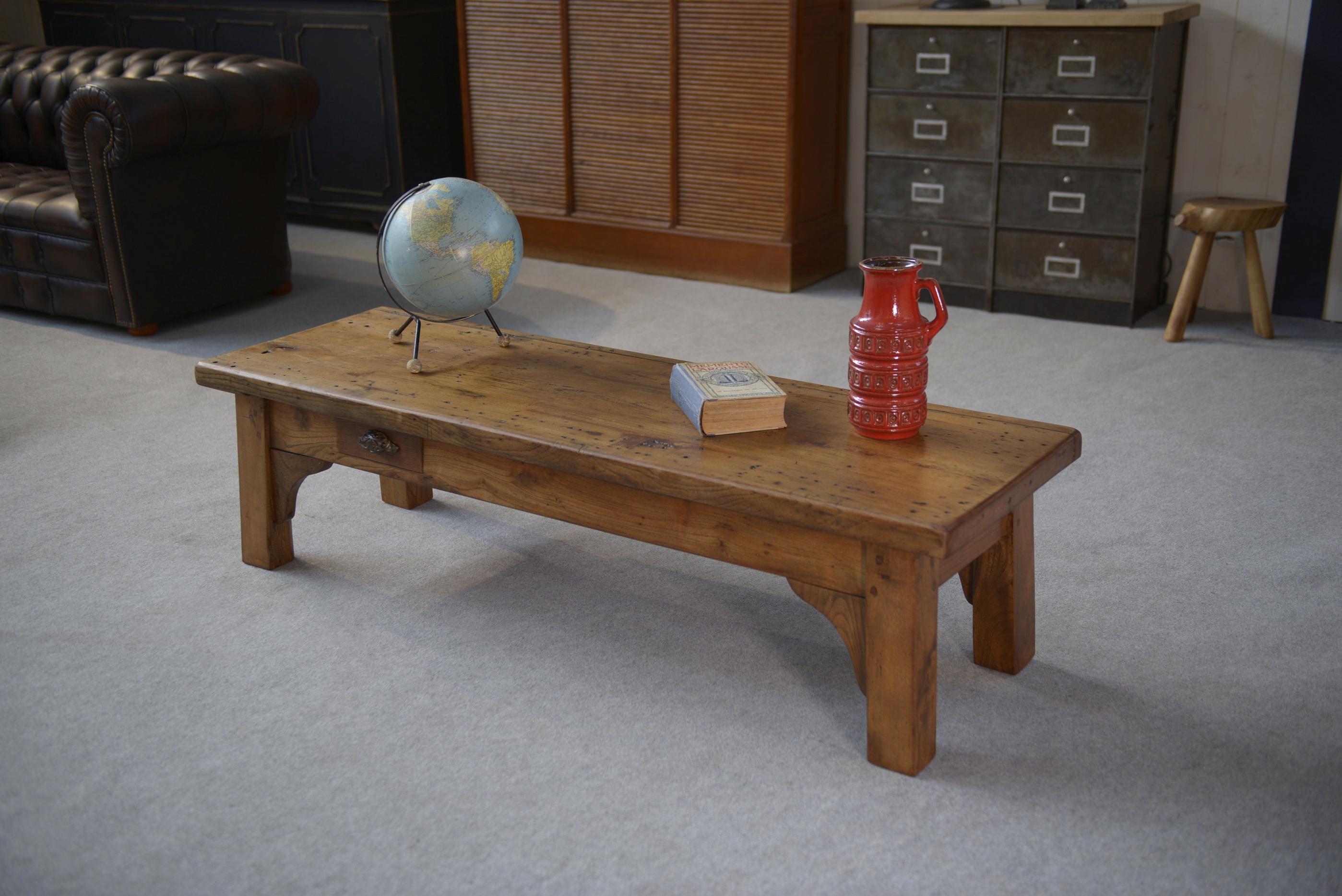 Table basse en orme massif 2 petits tiroirs 1950's in vendita 4