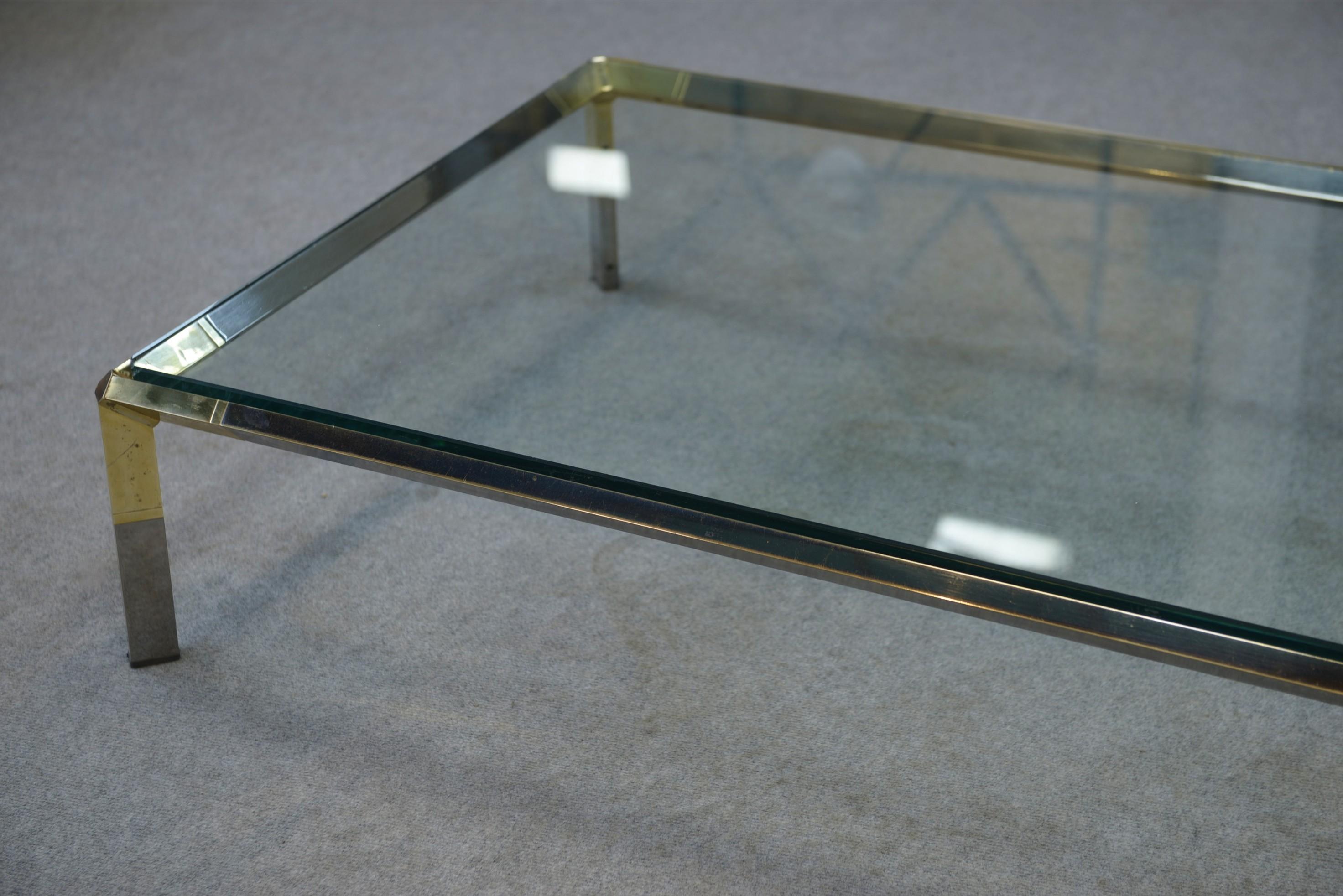 Table basse en verre et métal chromé par Philippe Parent Frankreich 1970er Jahre

Philippe Parent (geb. 1950) ist ein französischer Innenarchitekt und Designer, der an der École Boulle ausgebildet wurde. Nachdem er bereits mit Persönlichkeiten wie