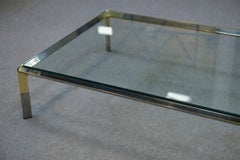 Tavolo basso in vetro e metallo cromato di Philippe Parent Francia anni '70