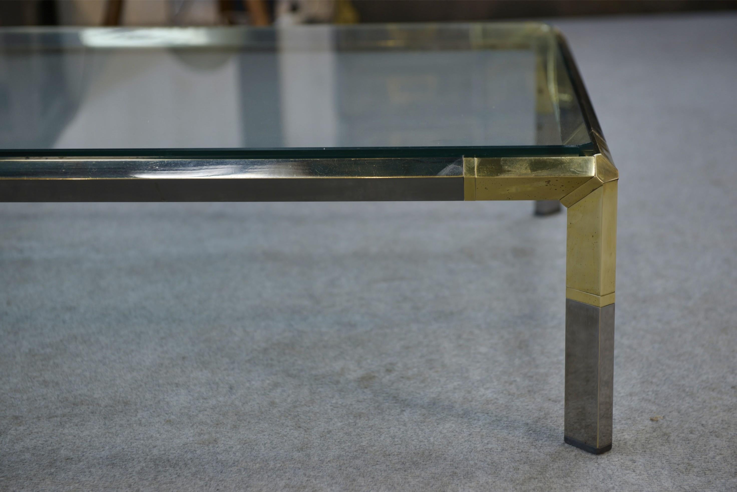 Table basse en verre et métal chromé par Philippe Parent Frankreich 1970er Jahre (Ende des 20. Jahrhunderts) im Angebot