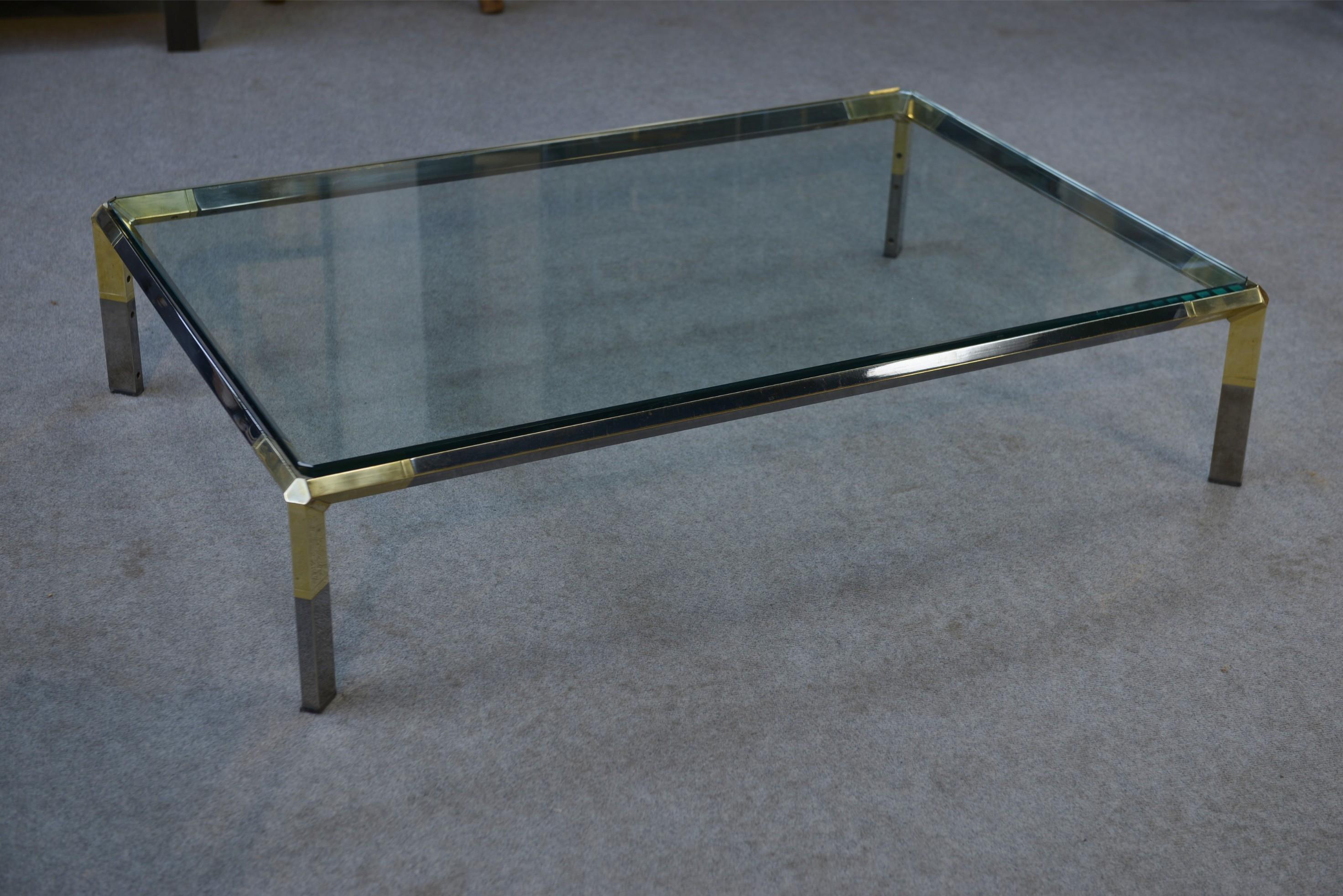 Table basse en verre et métal chromé par Philippe Parent Frankreich 1970er Jahre (Glas) im Angebot