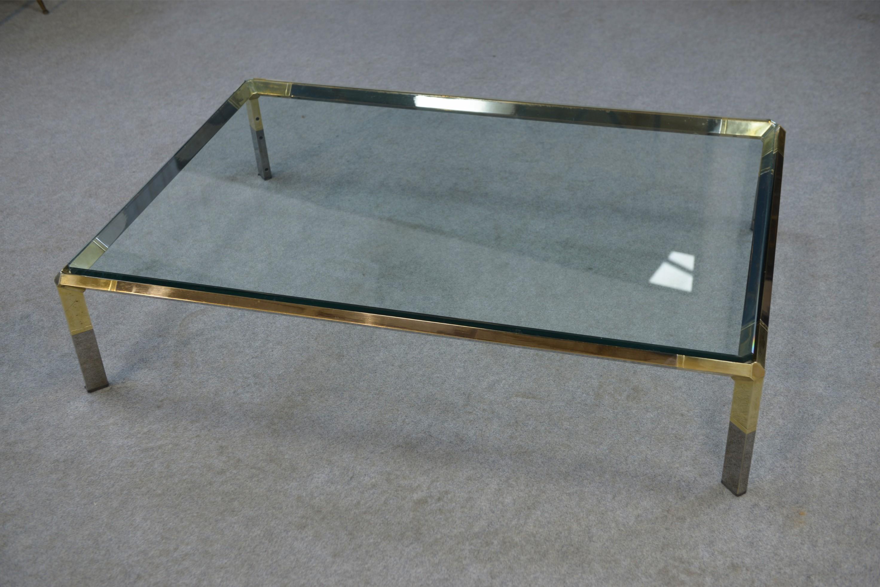 Table basse en verre et métal chromé par Philippe Parent Frankreich 1970er Jahre im Angebot 2