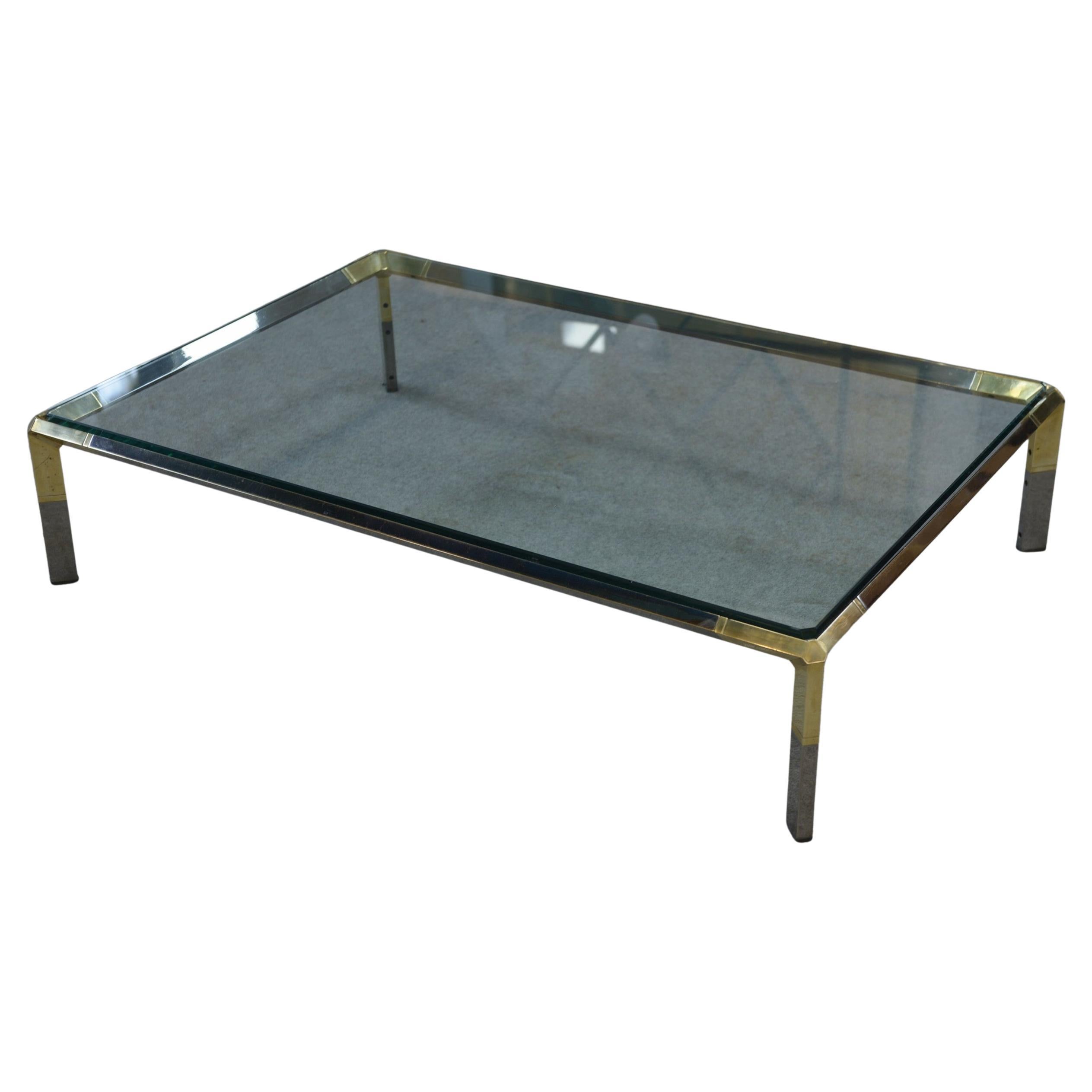 Table basse en verre et métal chromé par Philippe Parent Frankreich 1970er Jahre im Angebot