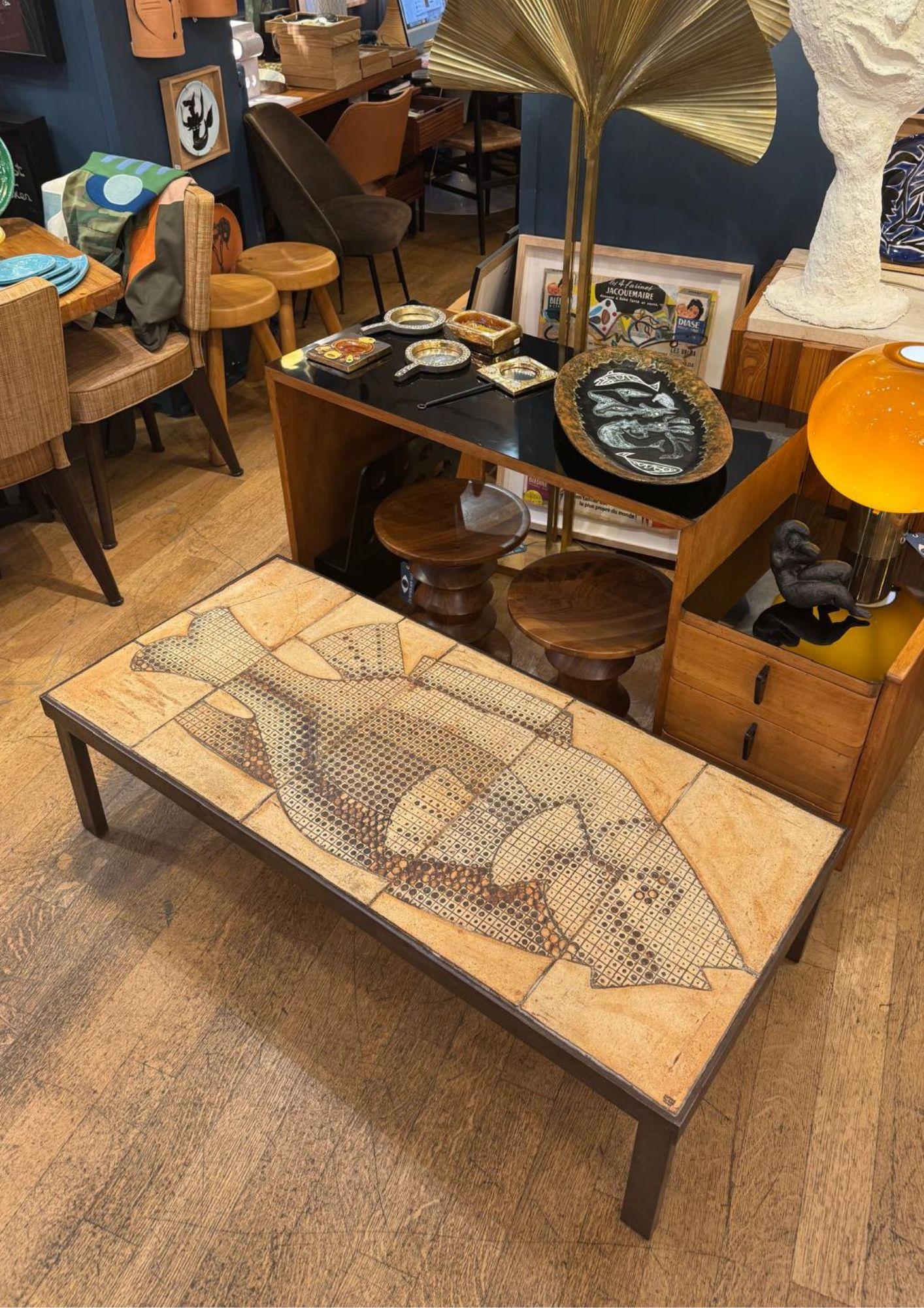 Sublime table basse en céramique de Roger Capron mesurant 32 x 123 x 32 cm