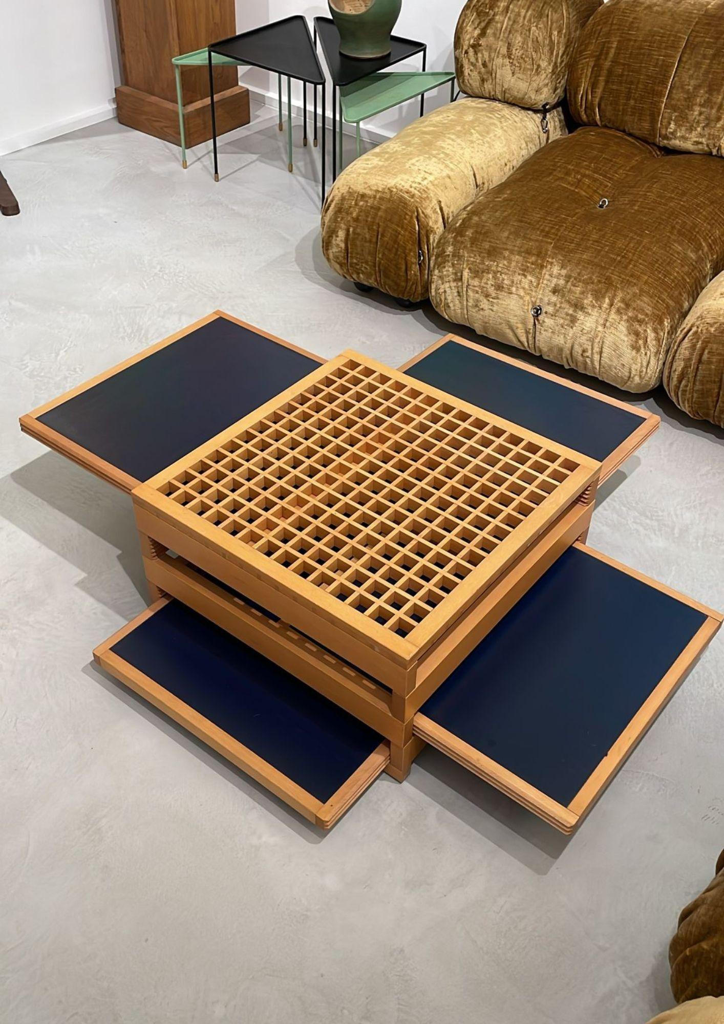 Stupendo tavolino modulare del designer francese Bernard Vuarnesson, realizzato in legno di mogano.