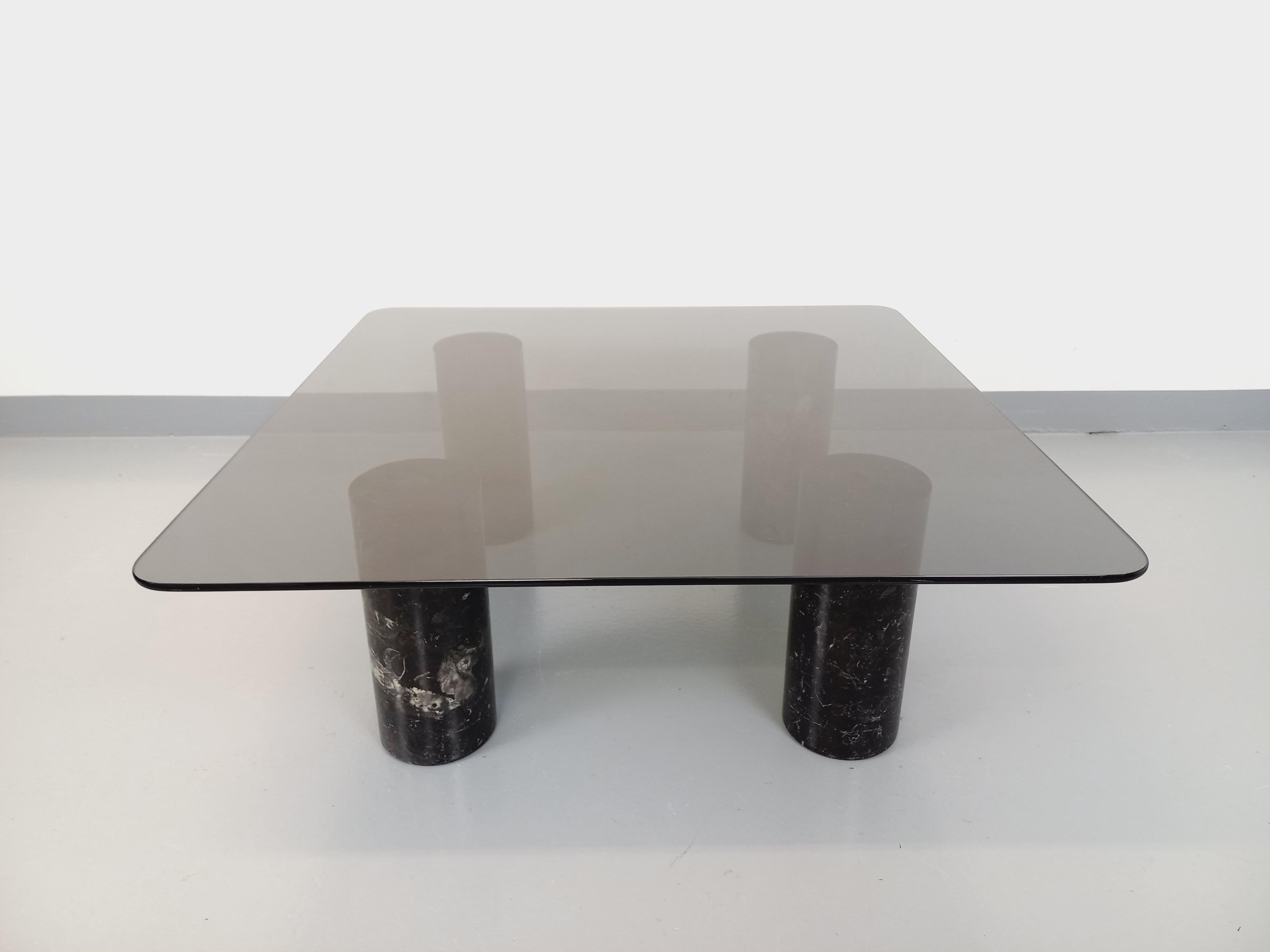Grande tavolo basso carrée vintage degli anni '70, realizzato dal designer Massimo Vignelli per il marchio italiano Casigliani, pieds socles cylindriques en marbre noir, grand plateau carré aux angles arrondis en verre fumé, design élégant, bon état