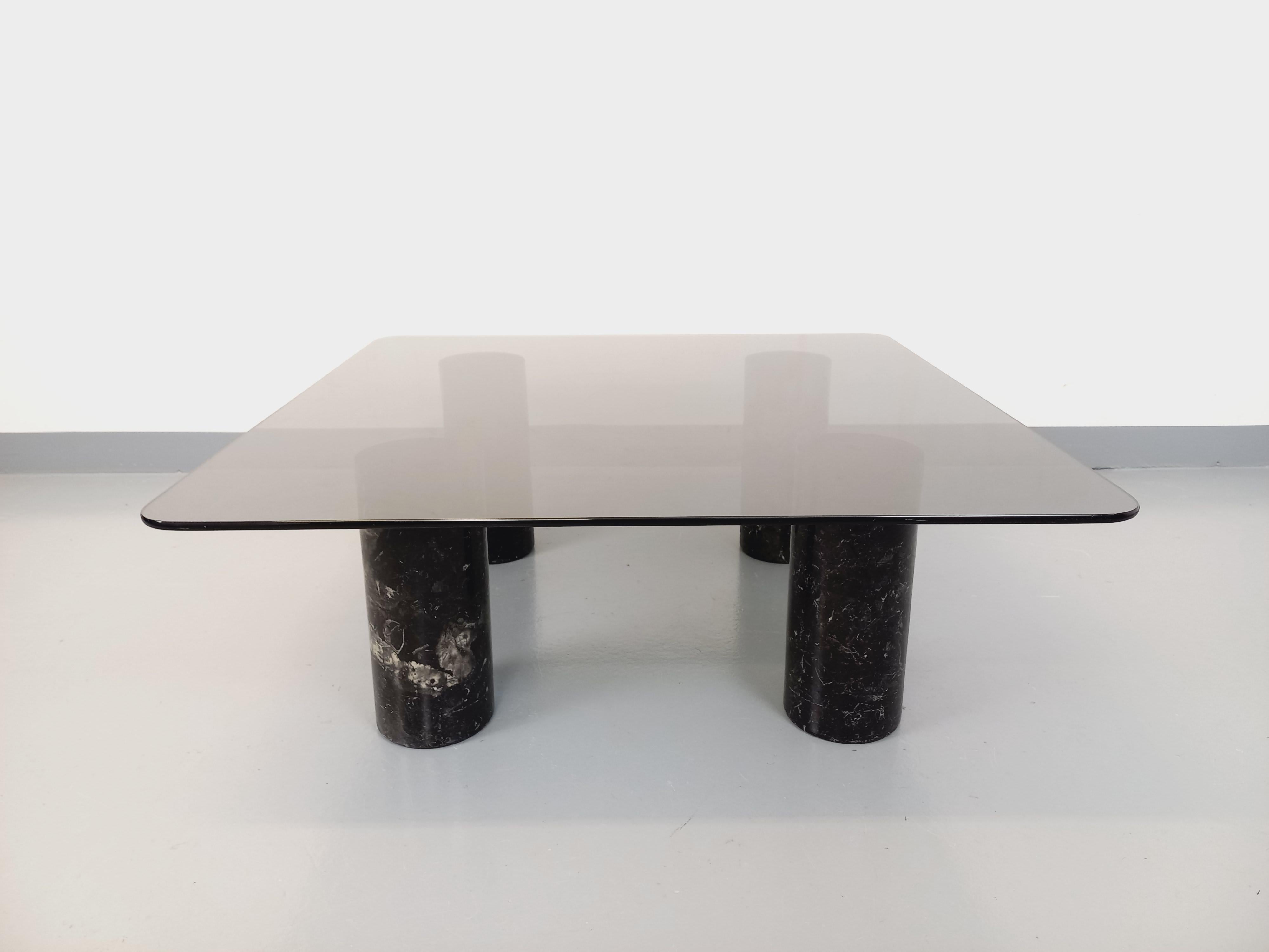 Mid-Century moderno Tavolo basso italiano vintage in marmo e vetro degli anni '70 in vendita