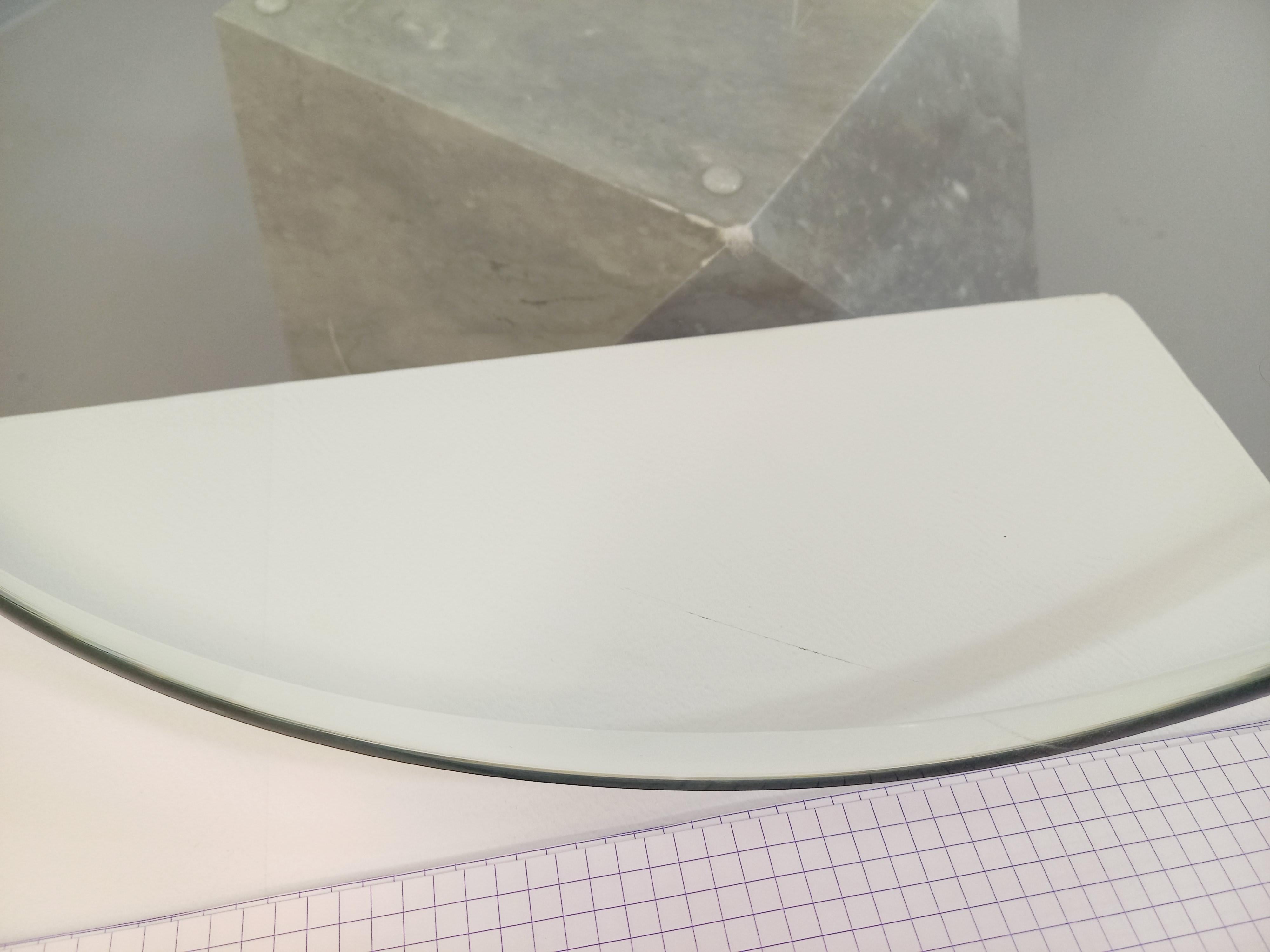 Tavolo basso ovale vintage degli anni '70, del designer Massimo Vignelli per il marchio italiano Casigliani, piedini in marmo grigio chiaro in forma di sfregio biseautée con diamanti, piano in vetro trasparente ovale di dimensioni ridotte, design