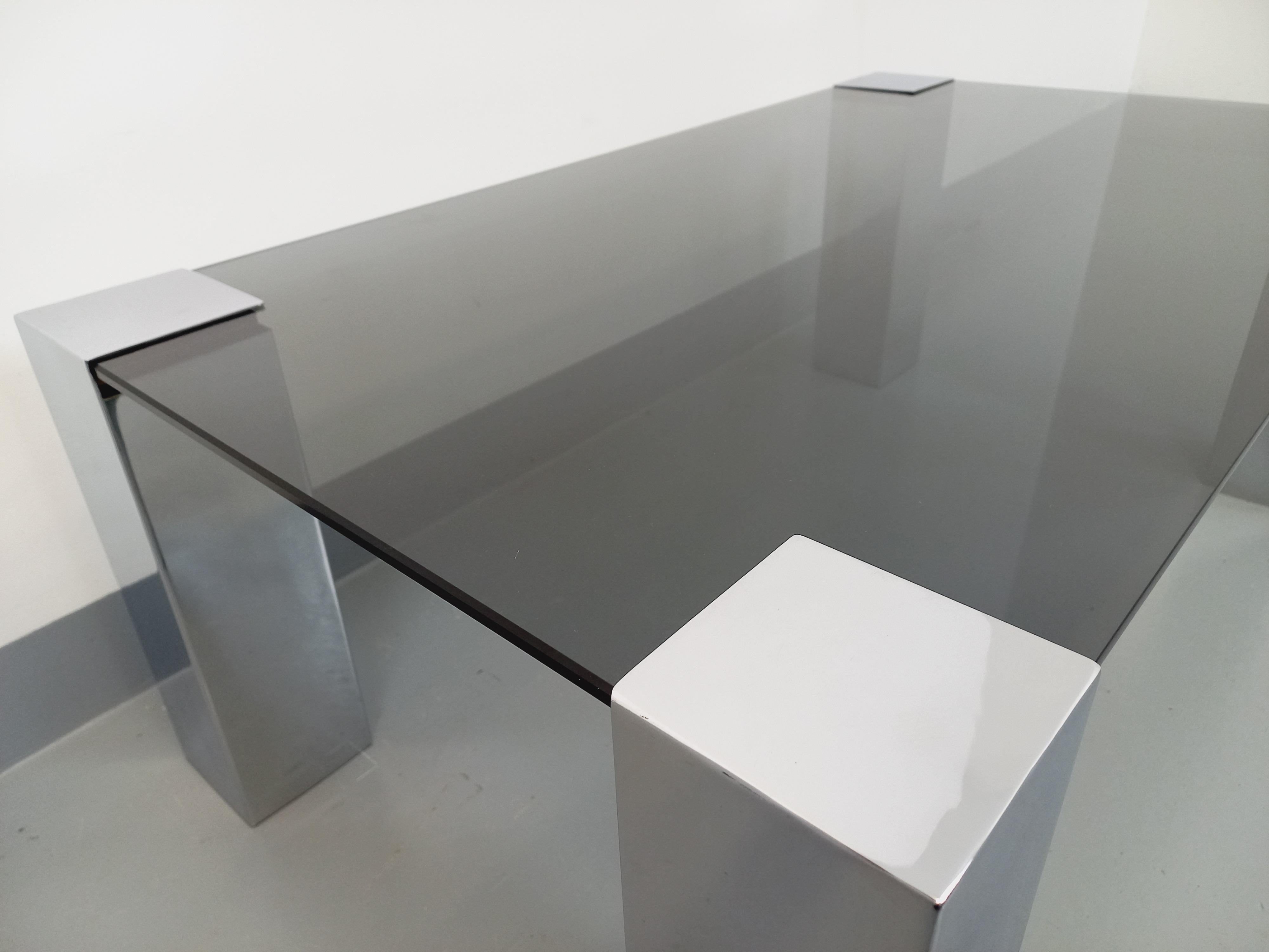 Tavolo basso vintage degli anni '70, del designer italiano Willy Rizzo per il produttore Cidue, plateau rectangulaire in verre fumé, pieds cubiques épurés et minimalistes en métal chromé, superbe design italien avec beaucoup de prestance. Très bon