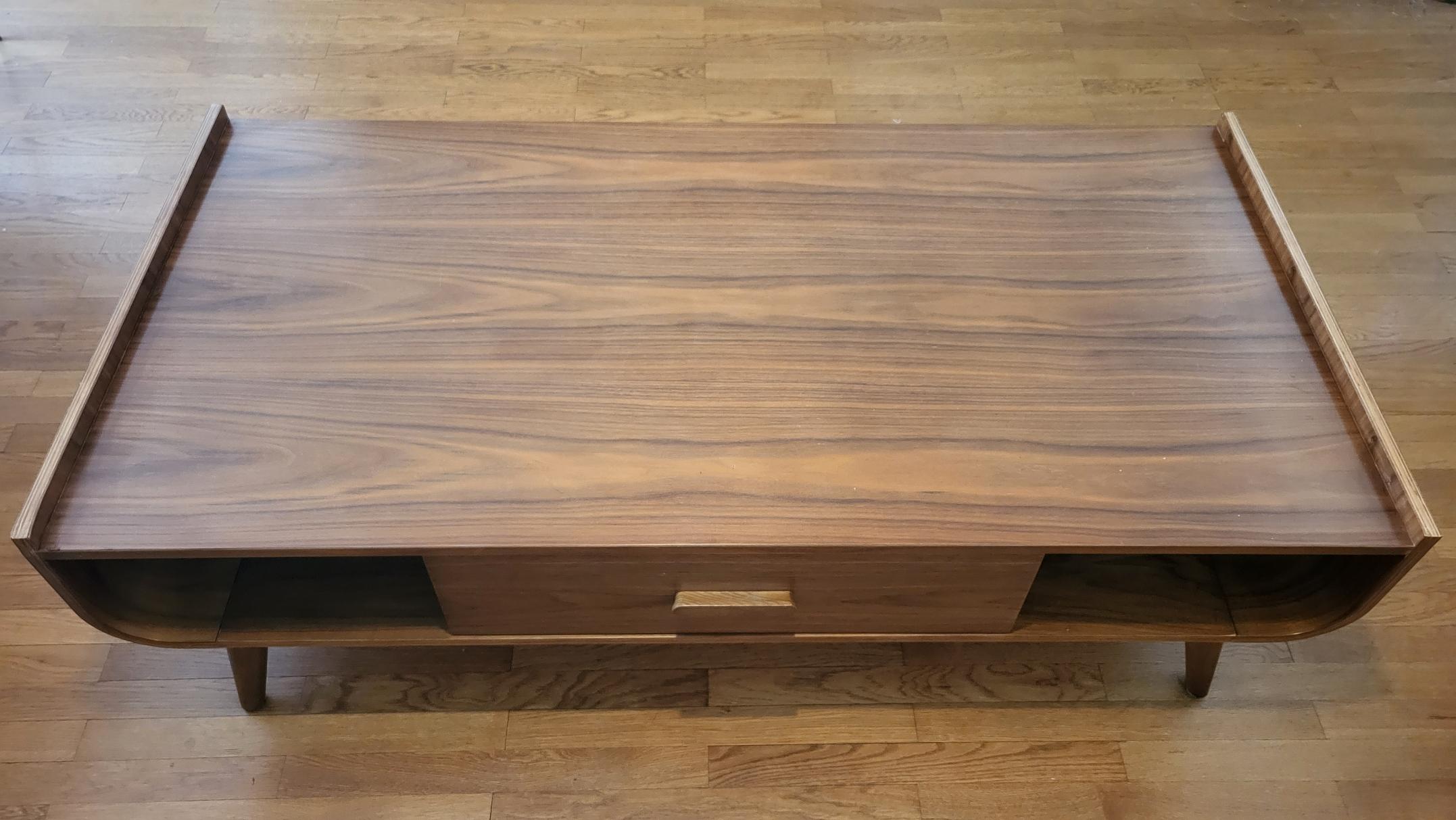 Look vintage scandinave, cette table se compose de deux niches et d'un tiroir central.
En panneaux de fibres de bois placage noyer et de bois de noyer massif pour les pieds.
Le Noyer s'accorde avec tout type d'intérieur et de décoration.
Elle est en
