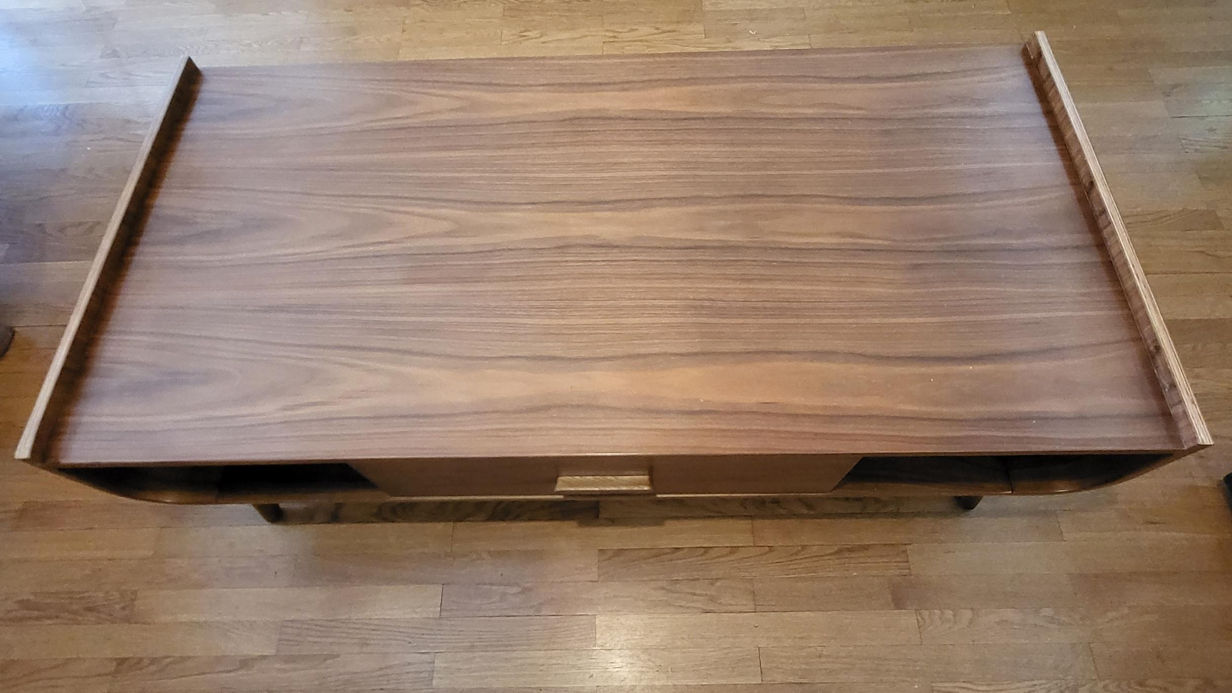 Table basse Miliboo rectangulaire placage noyer  style scandinave Bon état à London, England