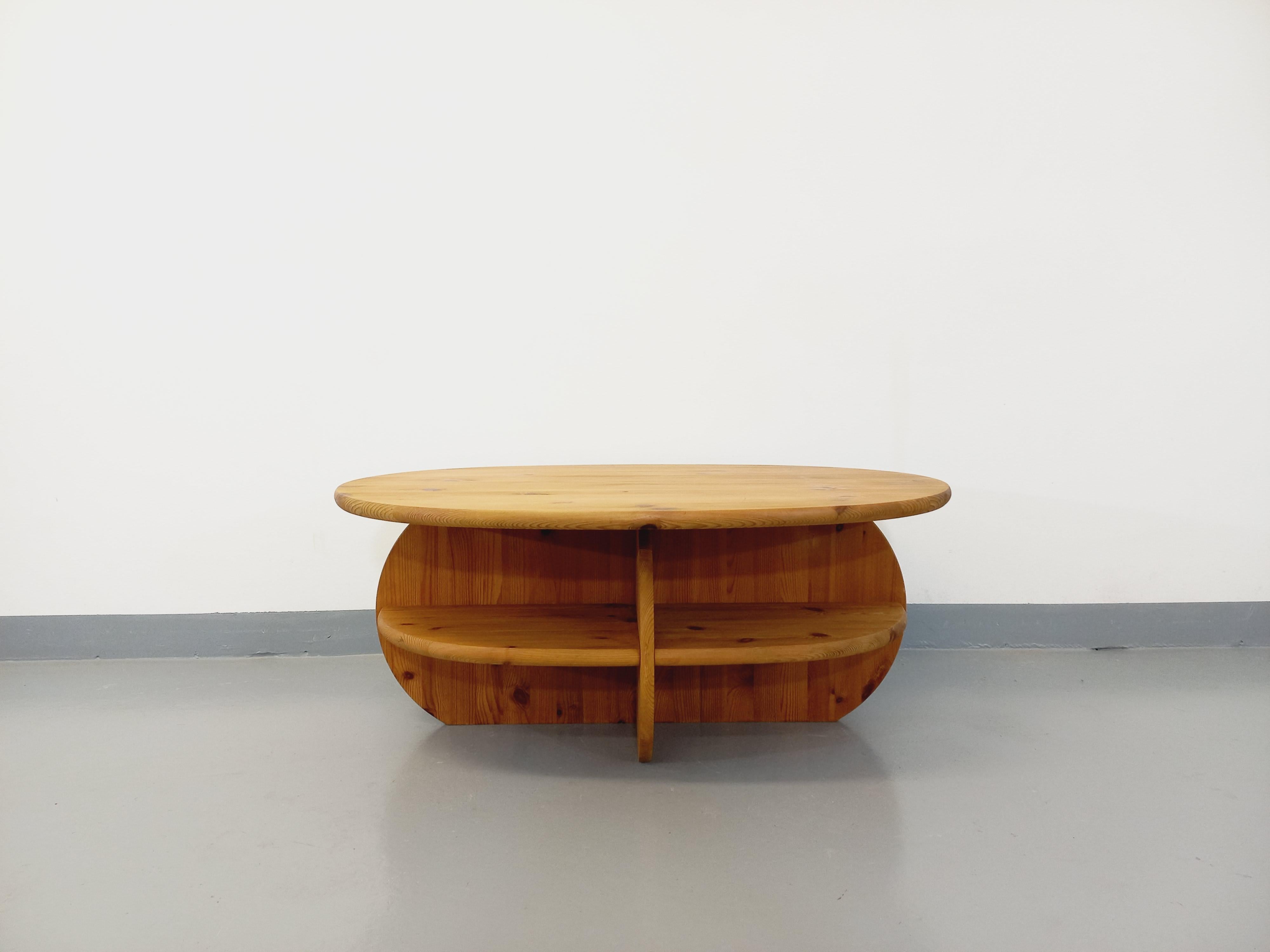 Tavolo basso modernista ovale vintage in legno massiccio degli anni 70 80 in vendita 3