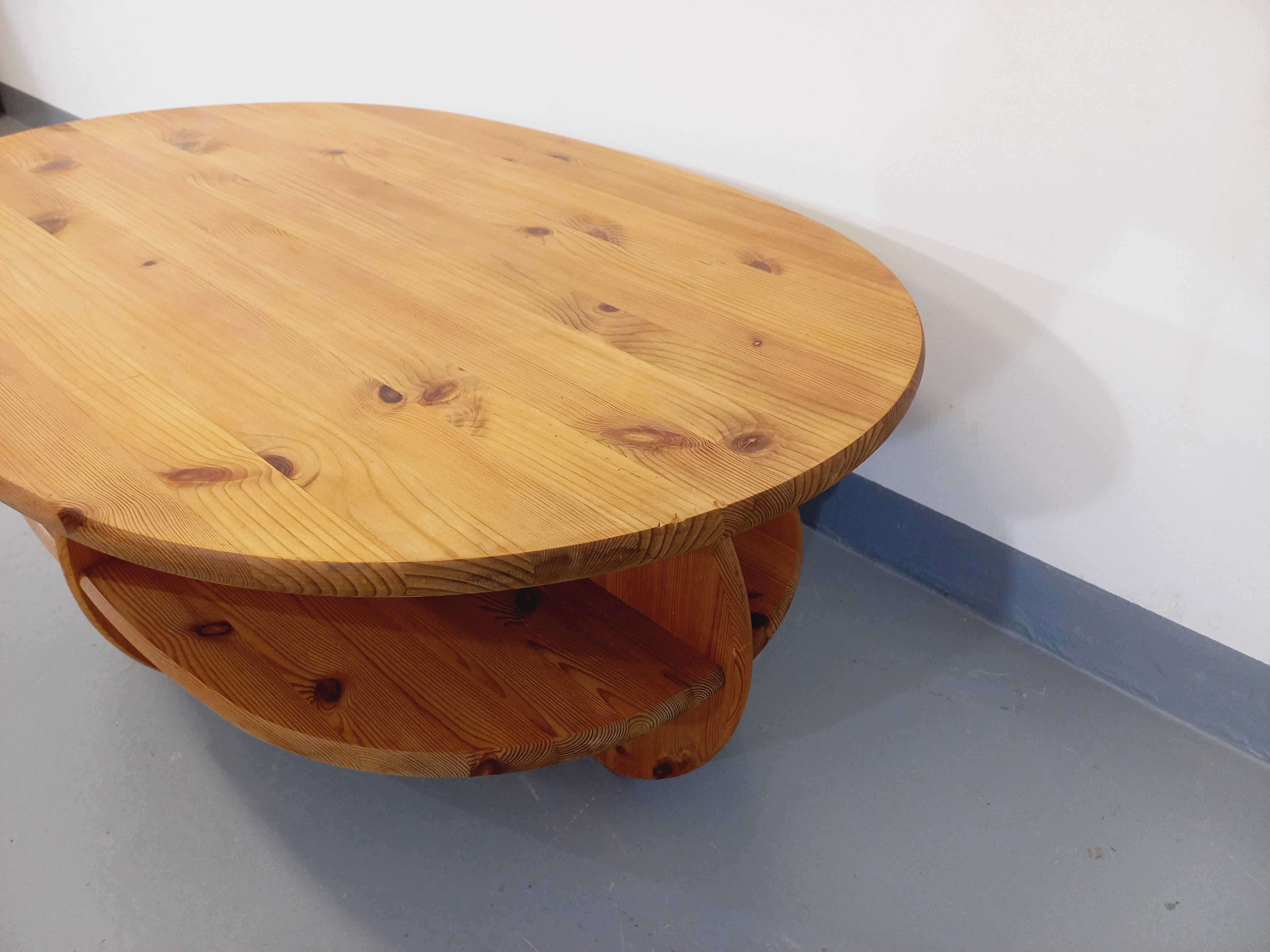 Tavolo basso modernista vintage degli anni 70 80, in legno massiccio, secondo il gusto di Rainer Daumiller, design originale e atipico tutto in arrondis come un bullo, piano superiore ovale, 4 scompartimenti porte-revue al livello inferiore, très