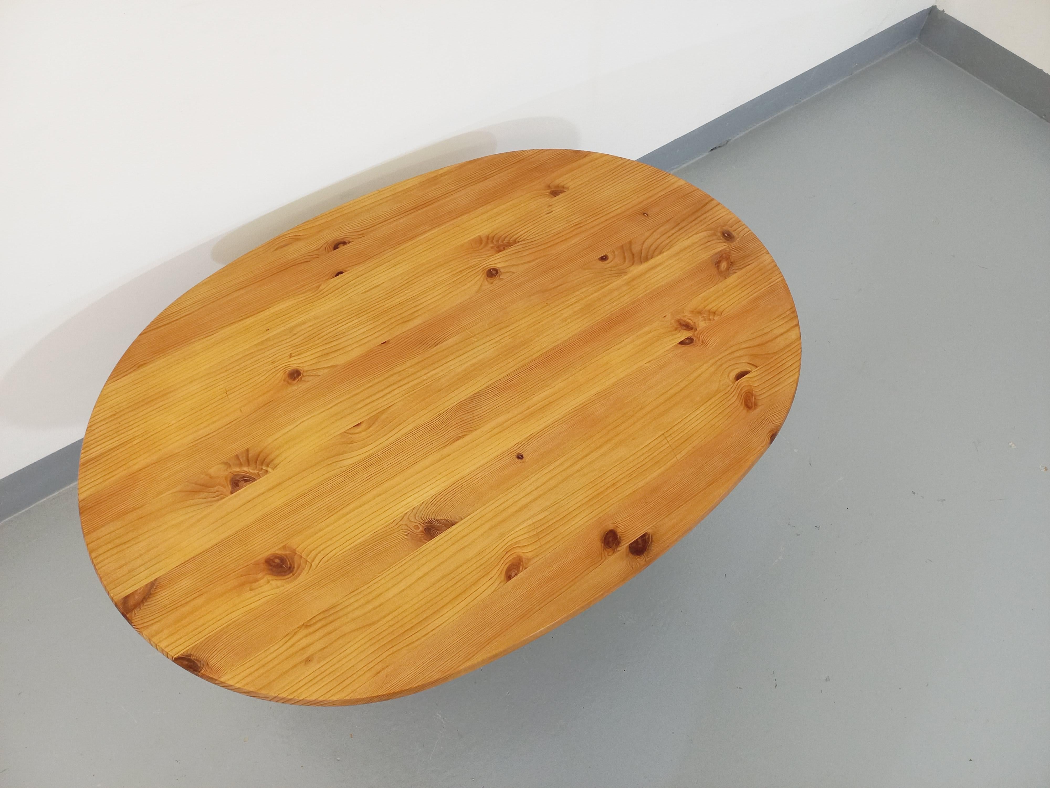 Tavolo basso modernista ovale vintage in legno massiccio degli anni 70 80 In condizioni buone in vendita a BESANÇON, FR