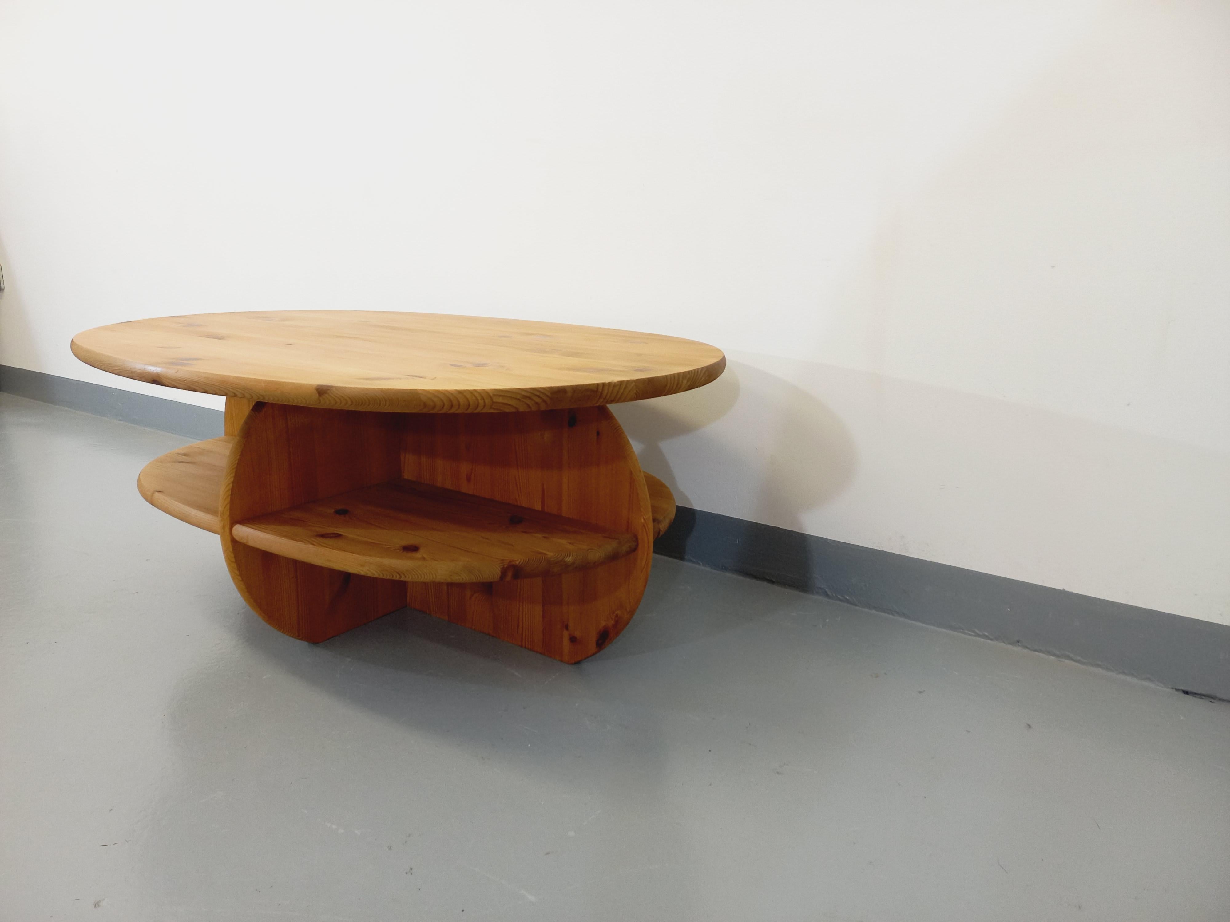 Pino Tavolo basso modernista ovale vintage in legno massiccio degli anni 70 80 in vendita