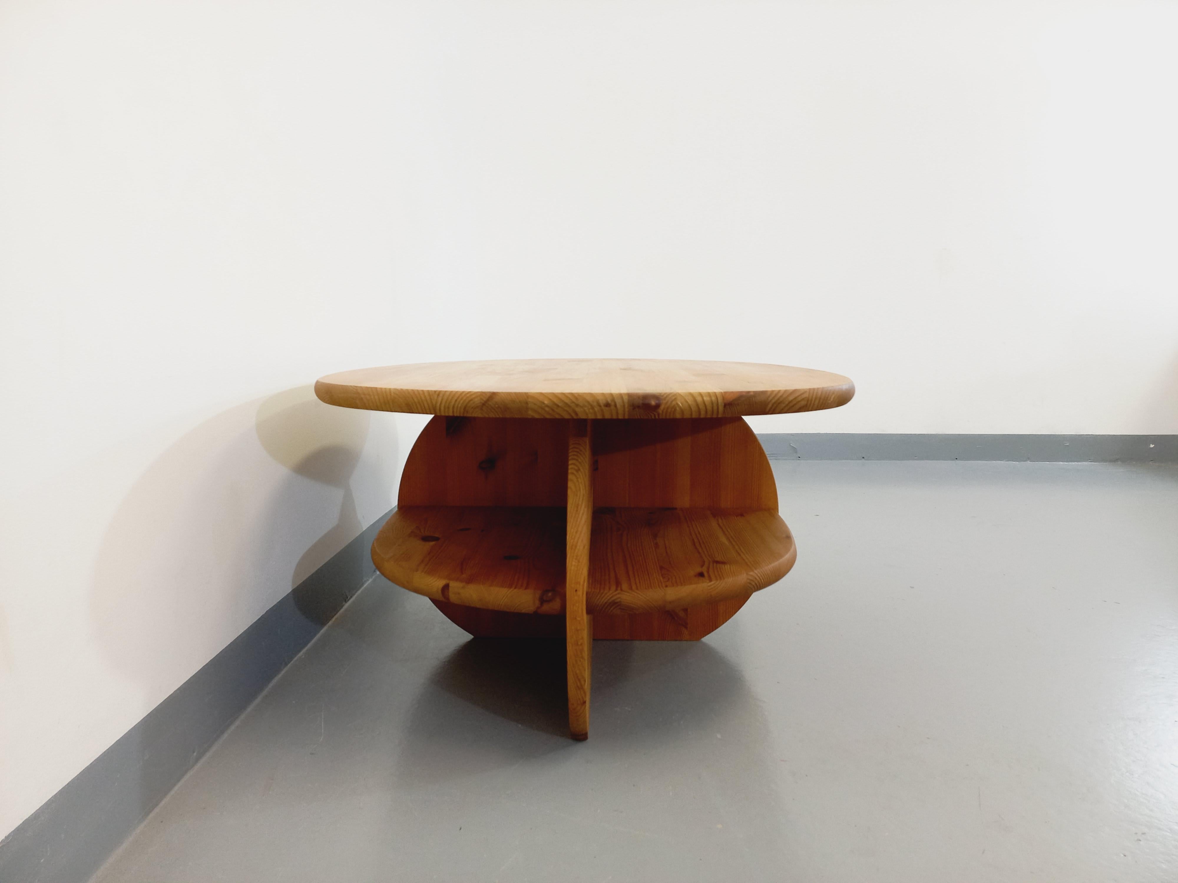 Tavolo basso modernista ovale vintage in legno massiccio degli anni 70 80 in vendita 1