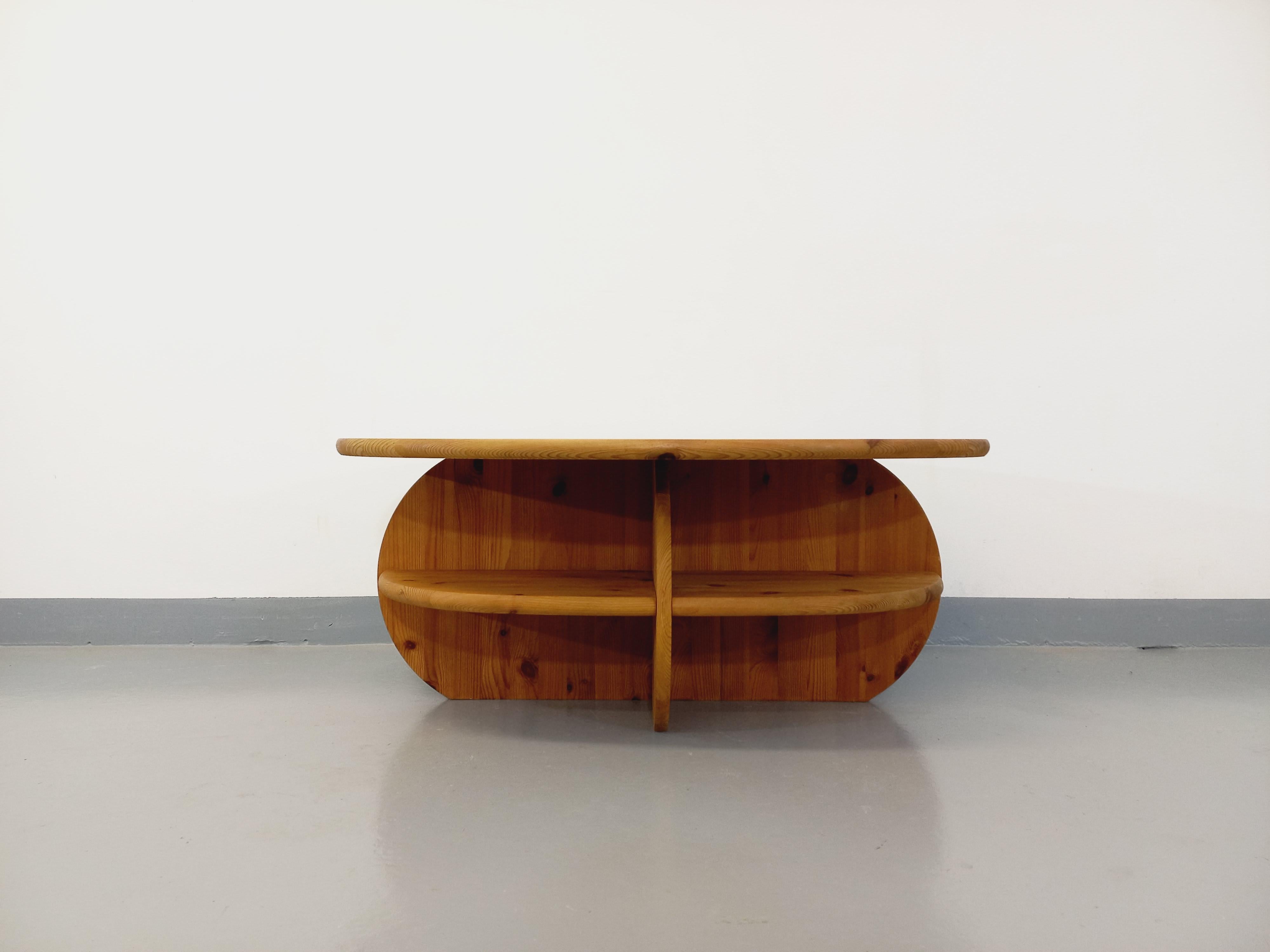 Tavolo basso modernista ovale vintage in legno massiccio degli anni 70 80 in vendita 2