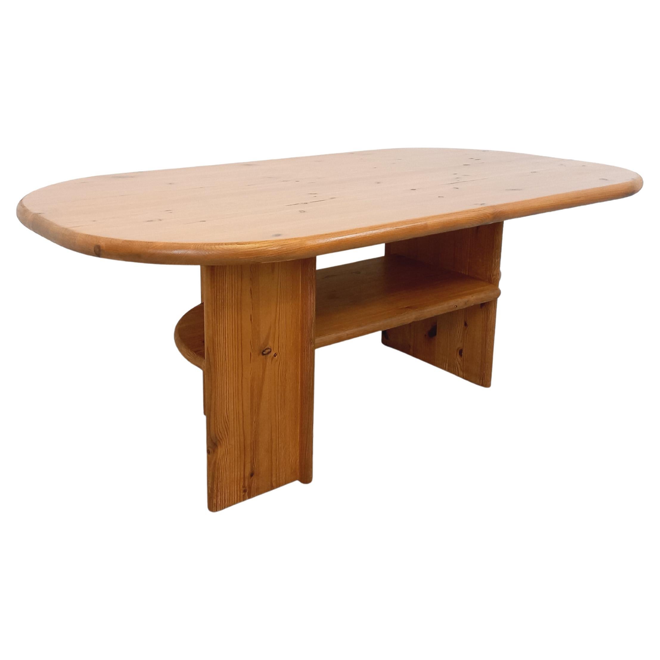 Table basse moderniste rectangulaire ovale vintage en pin massif des années 70 en venta