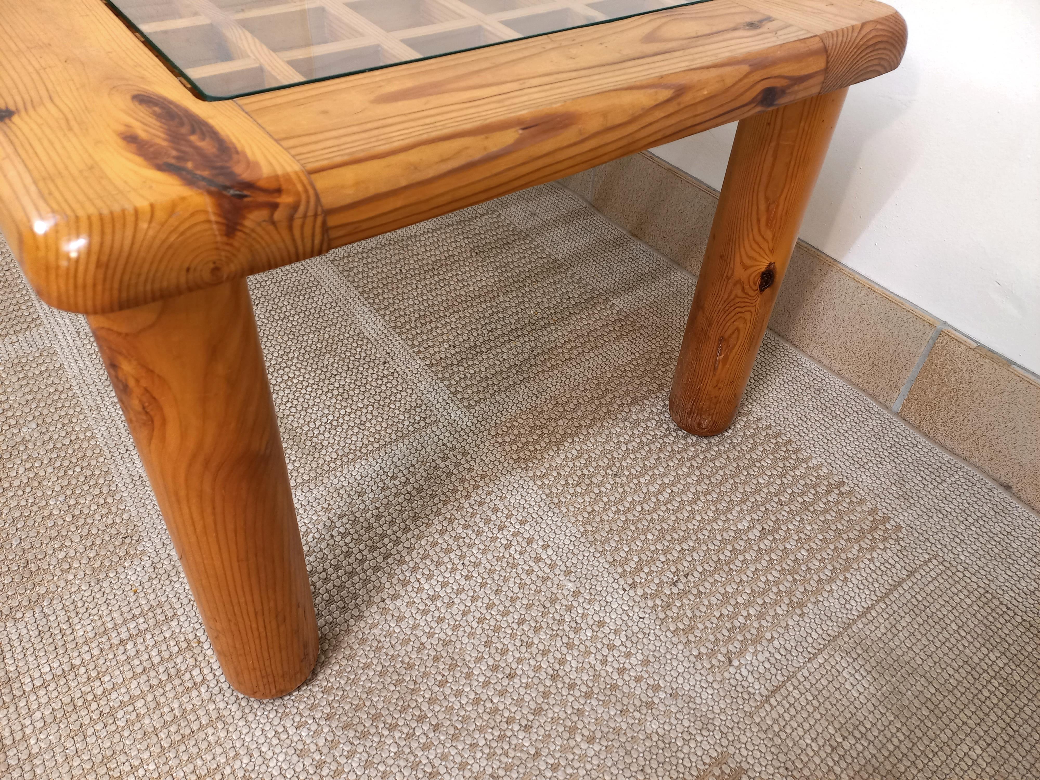 Francese Tavolo basso modernista vintage in legno e vetro anni 70 80 in vendita