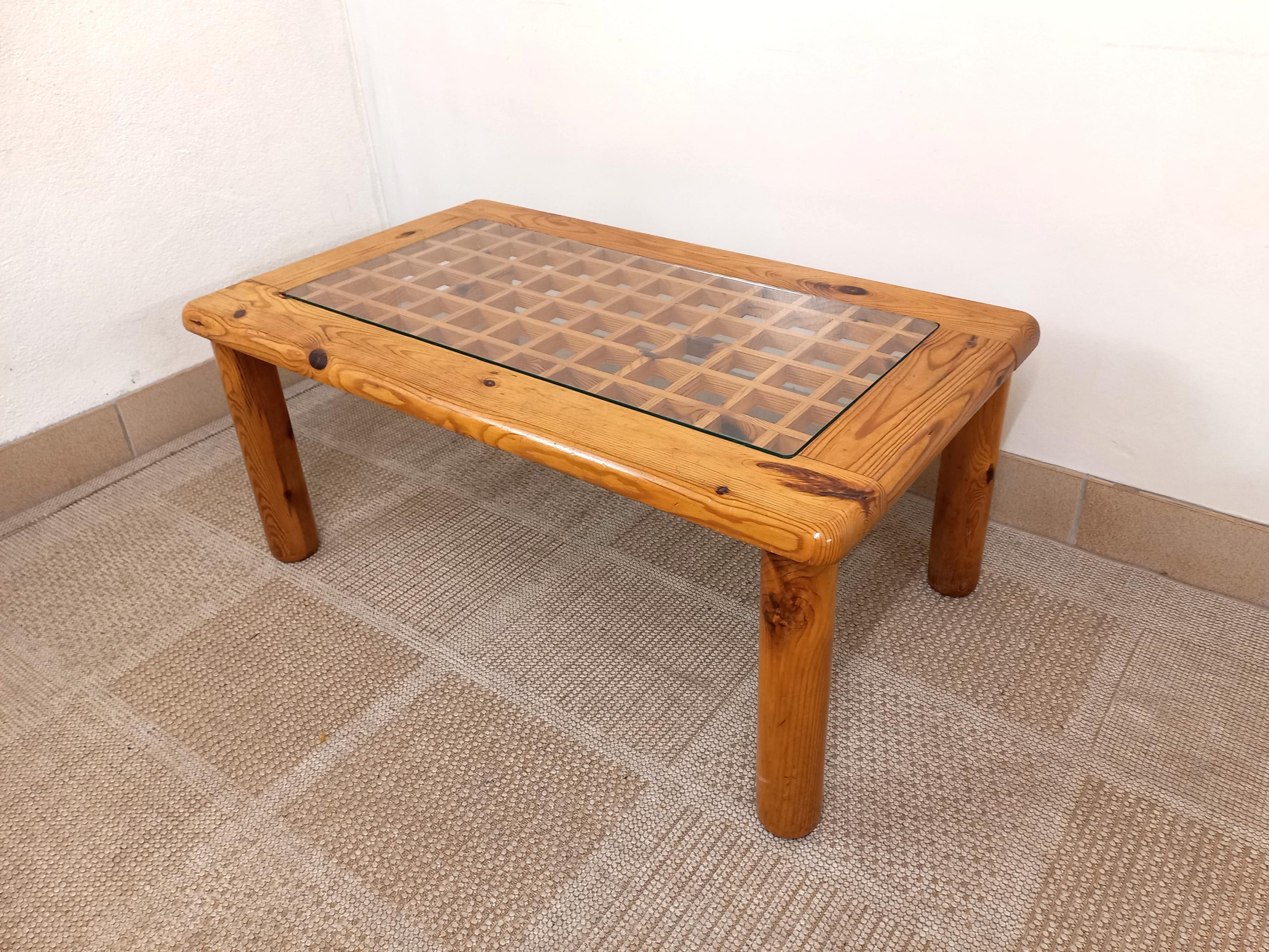 Pino Tavolo basso modernista vintage in legno e vetro anni 70 80 in vendita