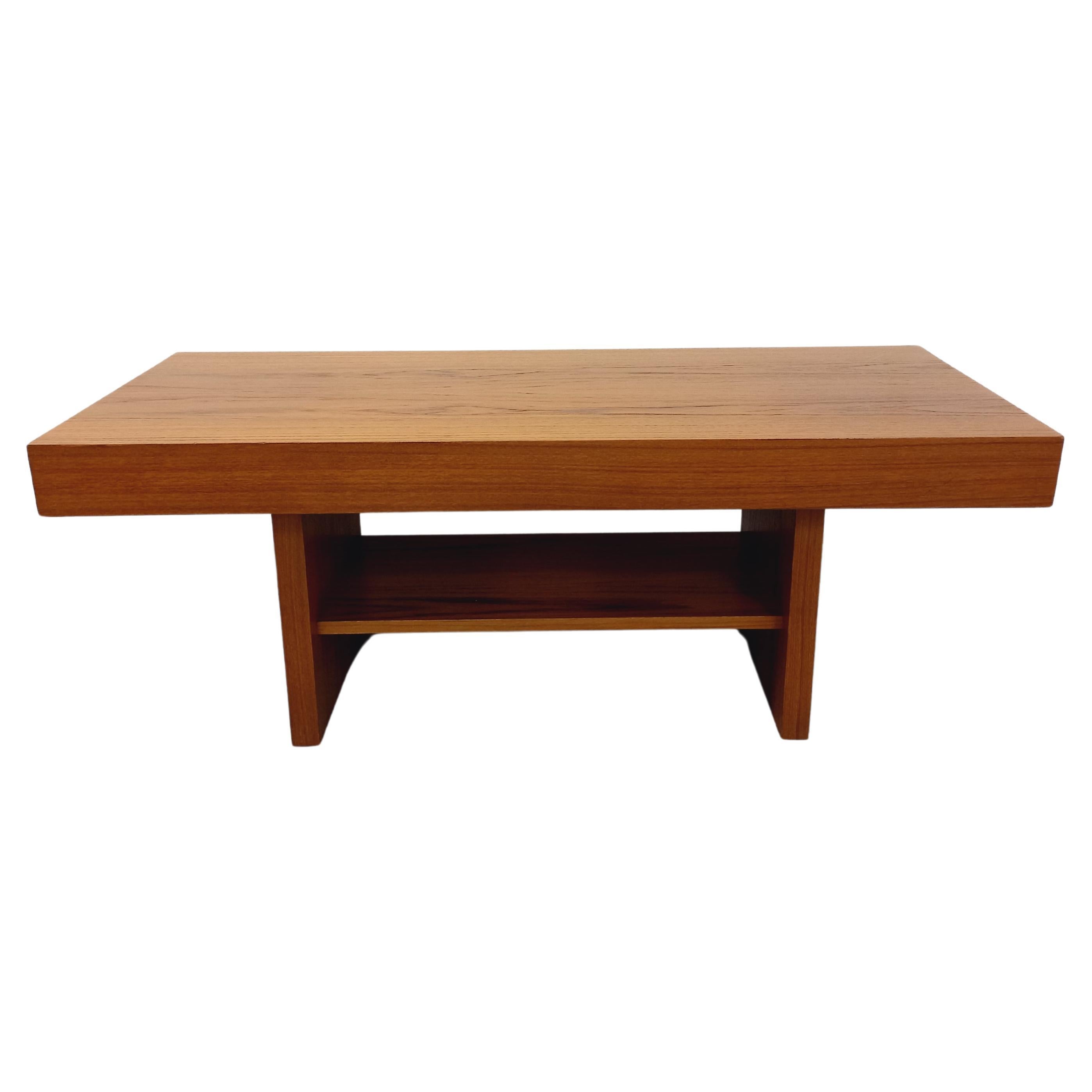 Suite de deux tables basses modernistes vintage en pin des années 70