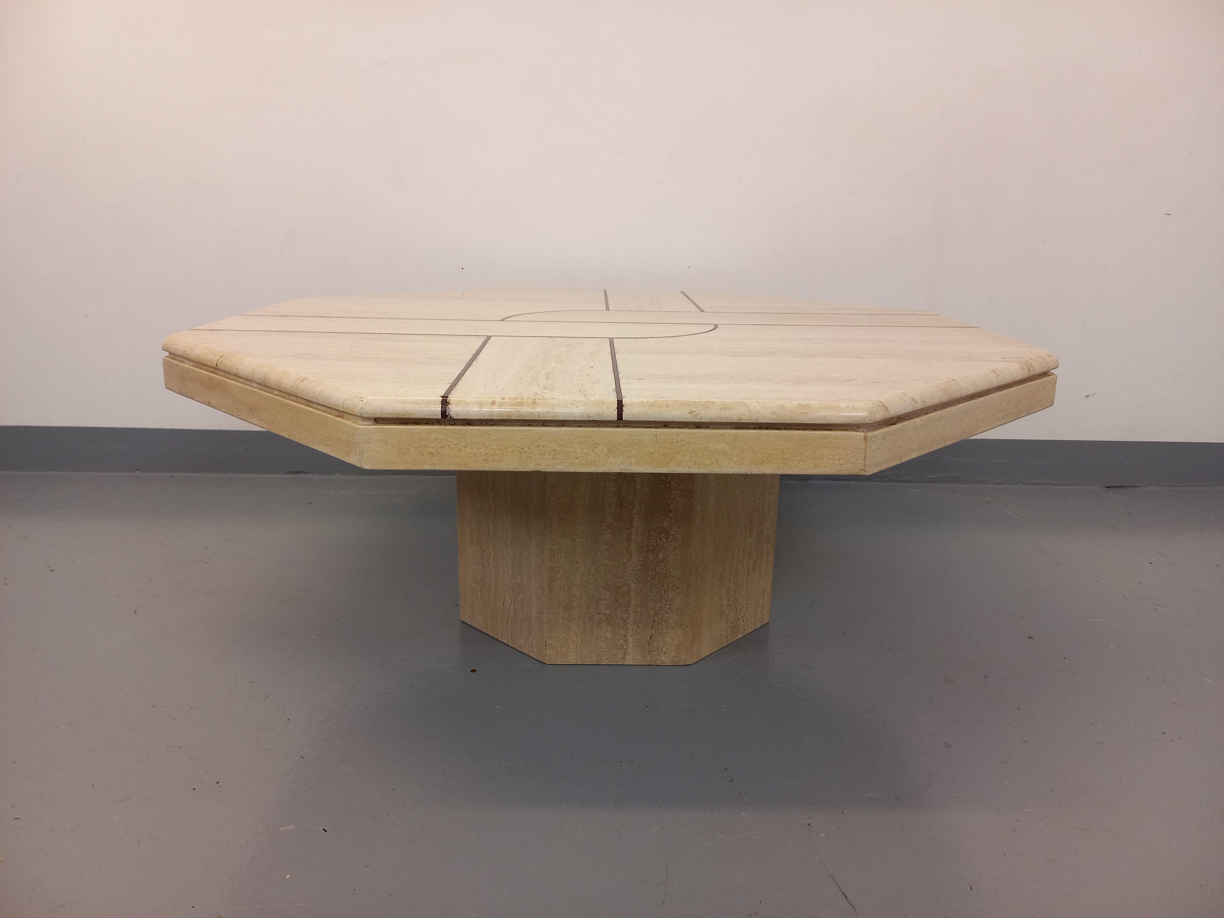 Mid-Century Modern Table basse octogonale vintage en travertin et motif géométrique des années 70 en vente