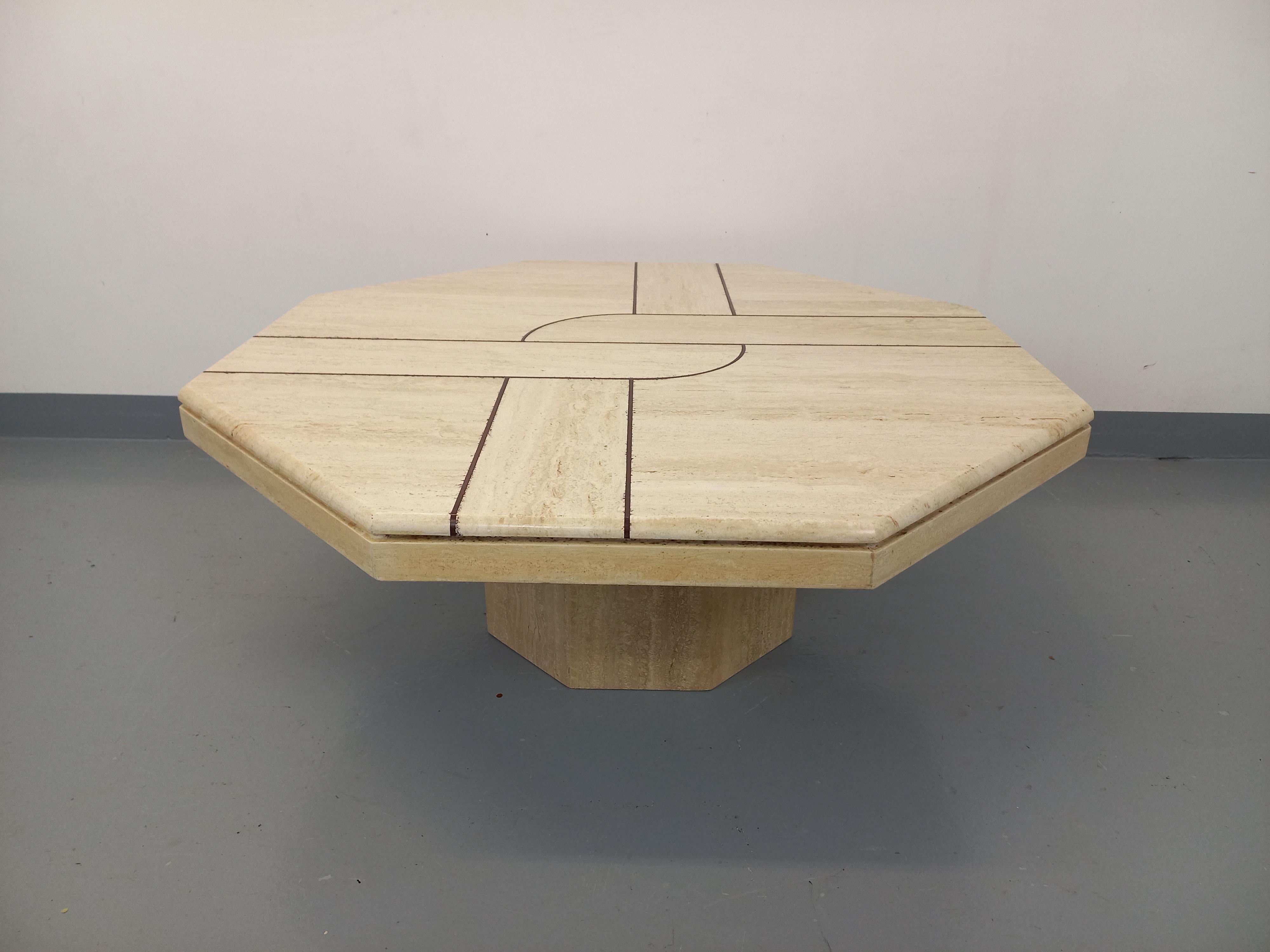 Français Table basse octogonale vintage en travertin et motif géométrique des années 70 en vente