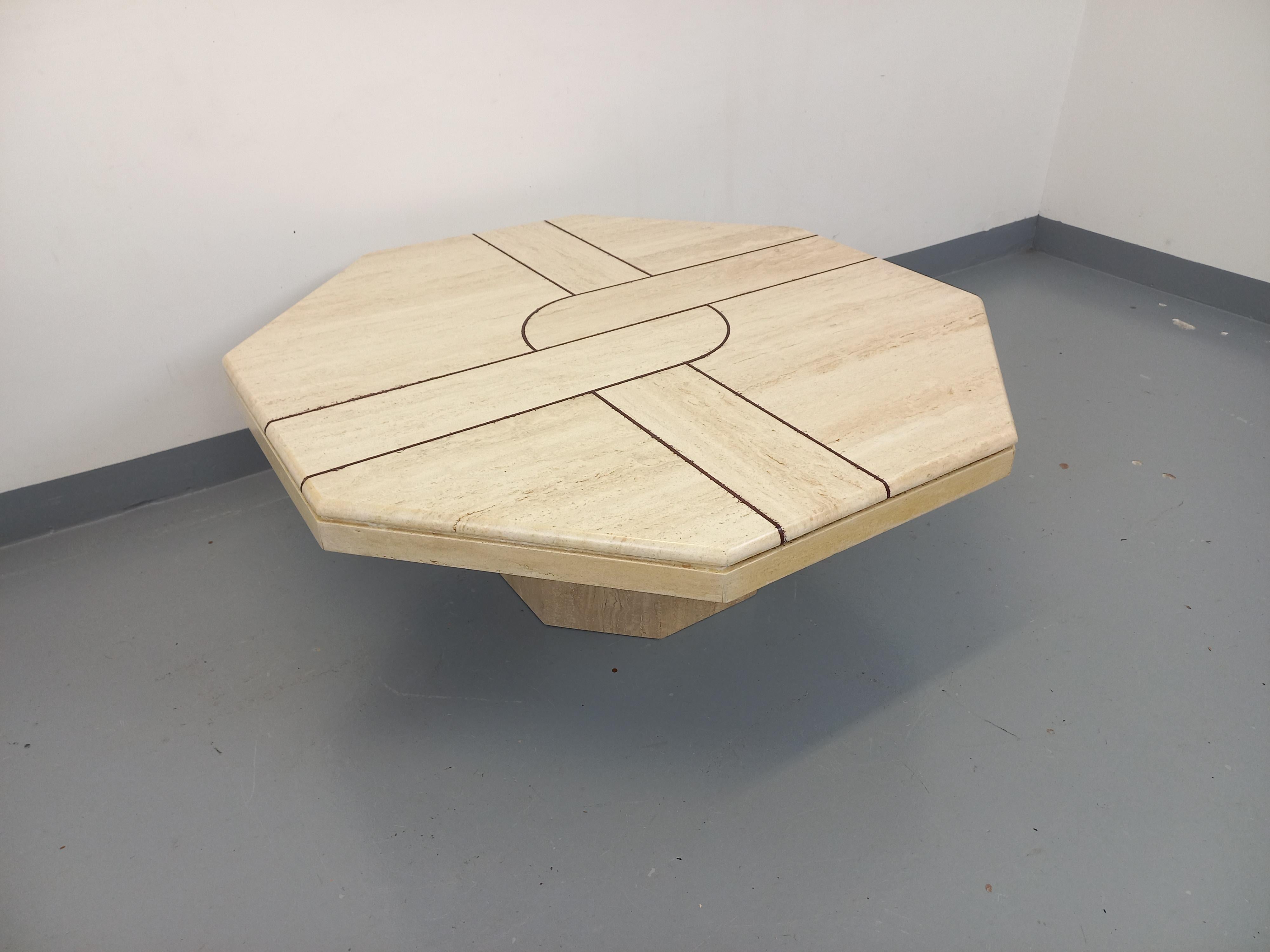 Fin du 20e siècle Table basse octogonale vintage en travertin et motif géométrique des années 70 en vente