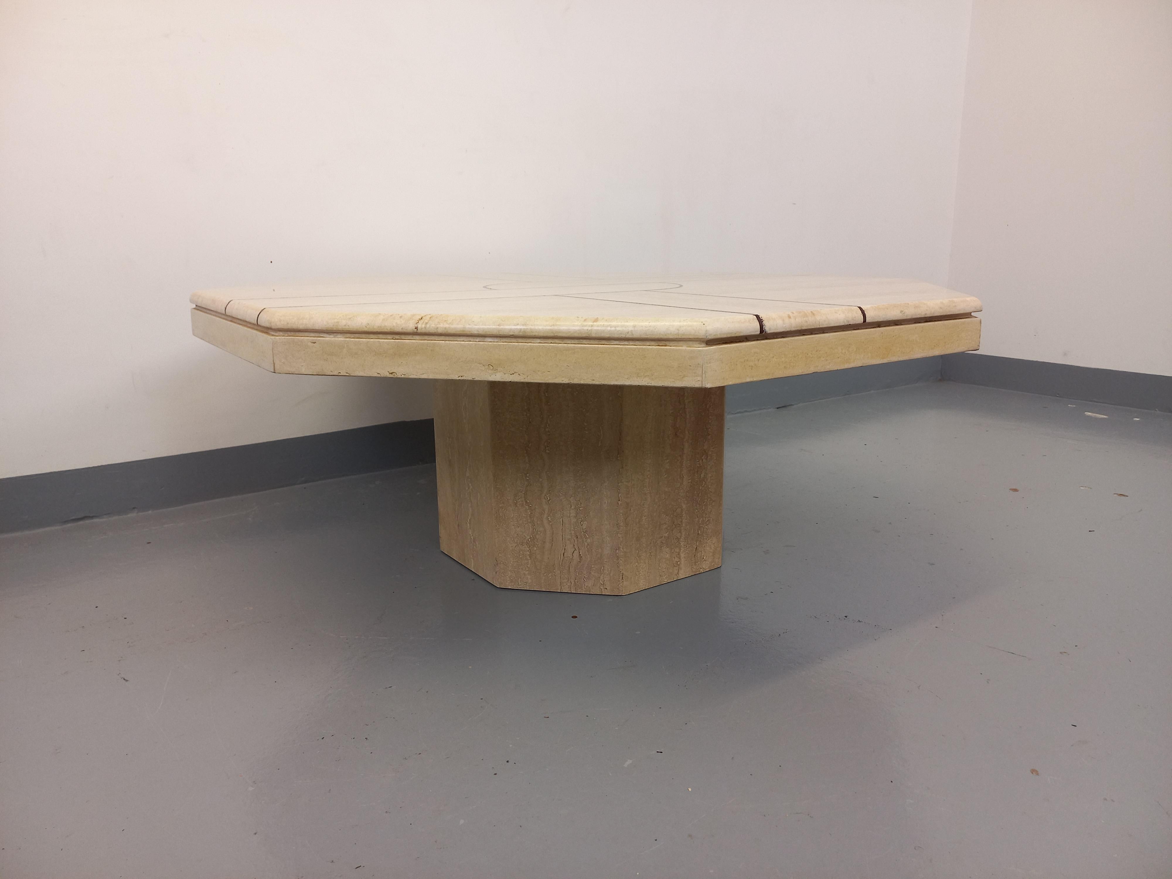 Travertin Table basse octogonale vintage en travertin et motif géométrique des années 70 en vente