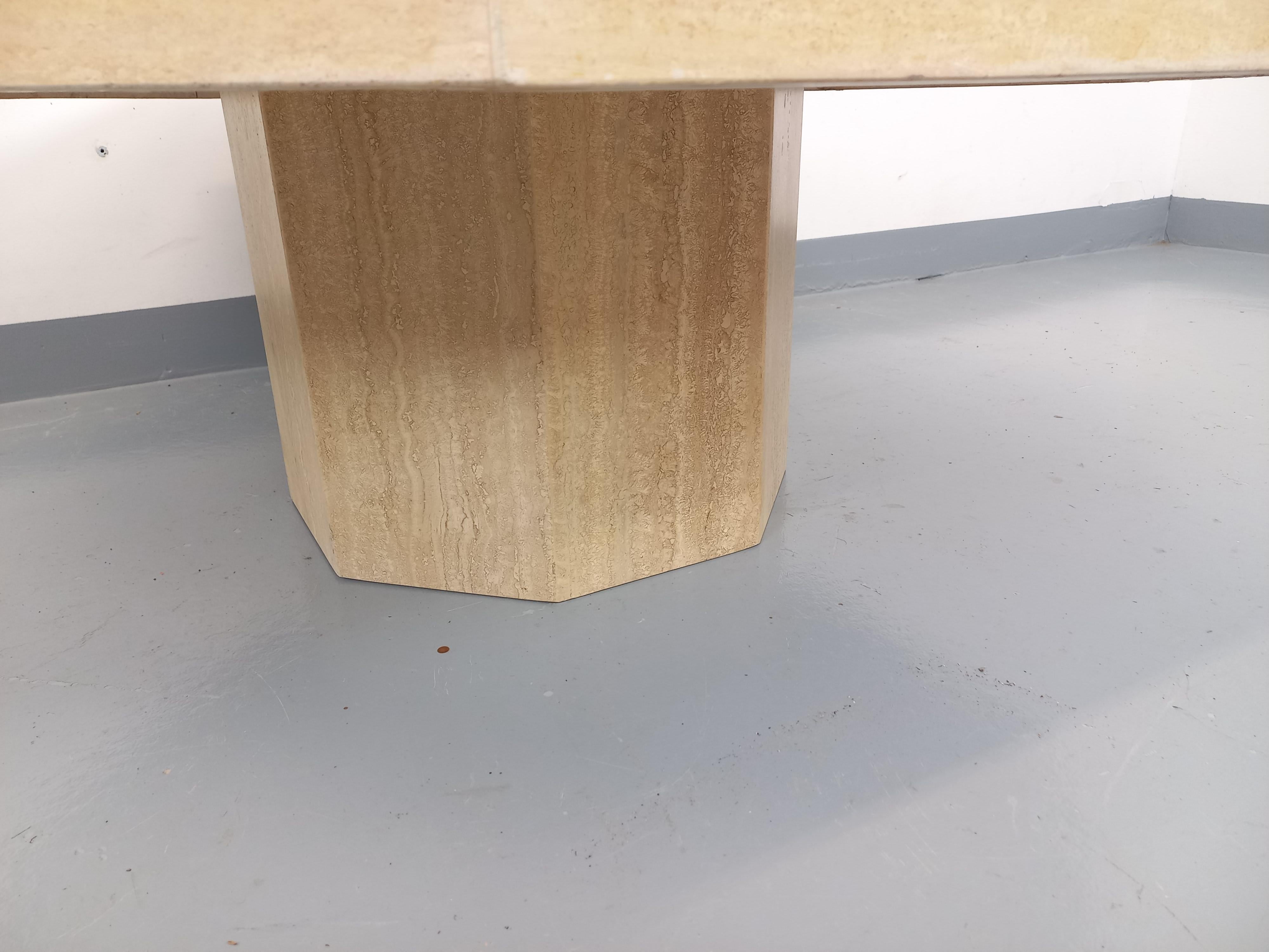 Table basse octogonale vintage en travertin et motif géométrique des années 70 en vente 1