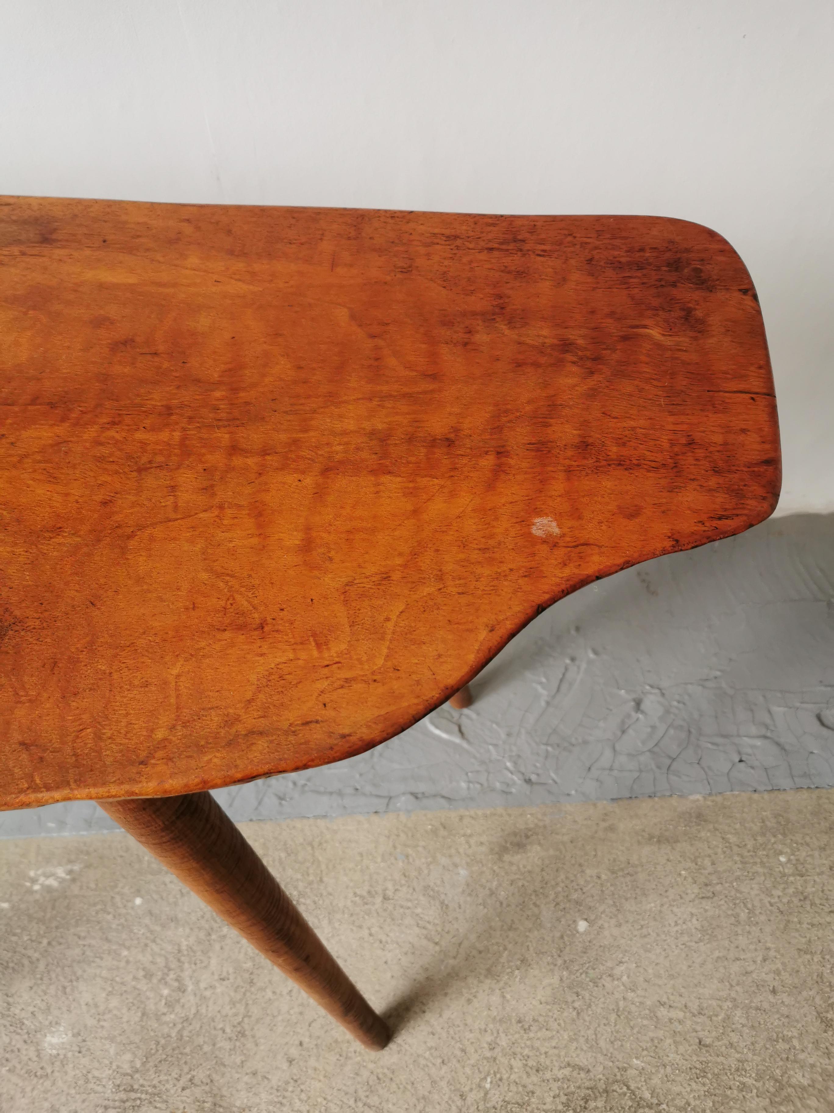 Table basse ou coffee table en bois massif de forme libre circa 1960 For Sale 2
