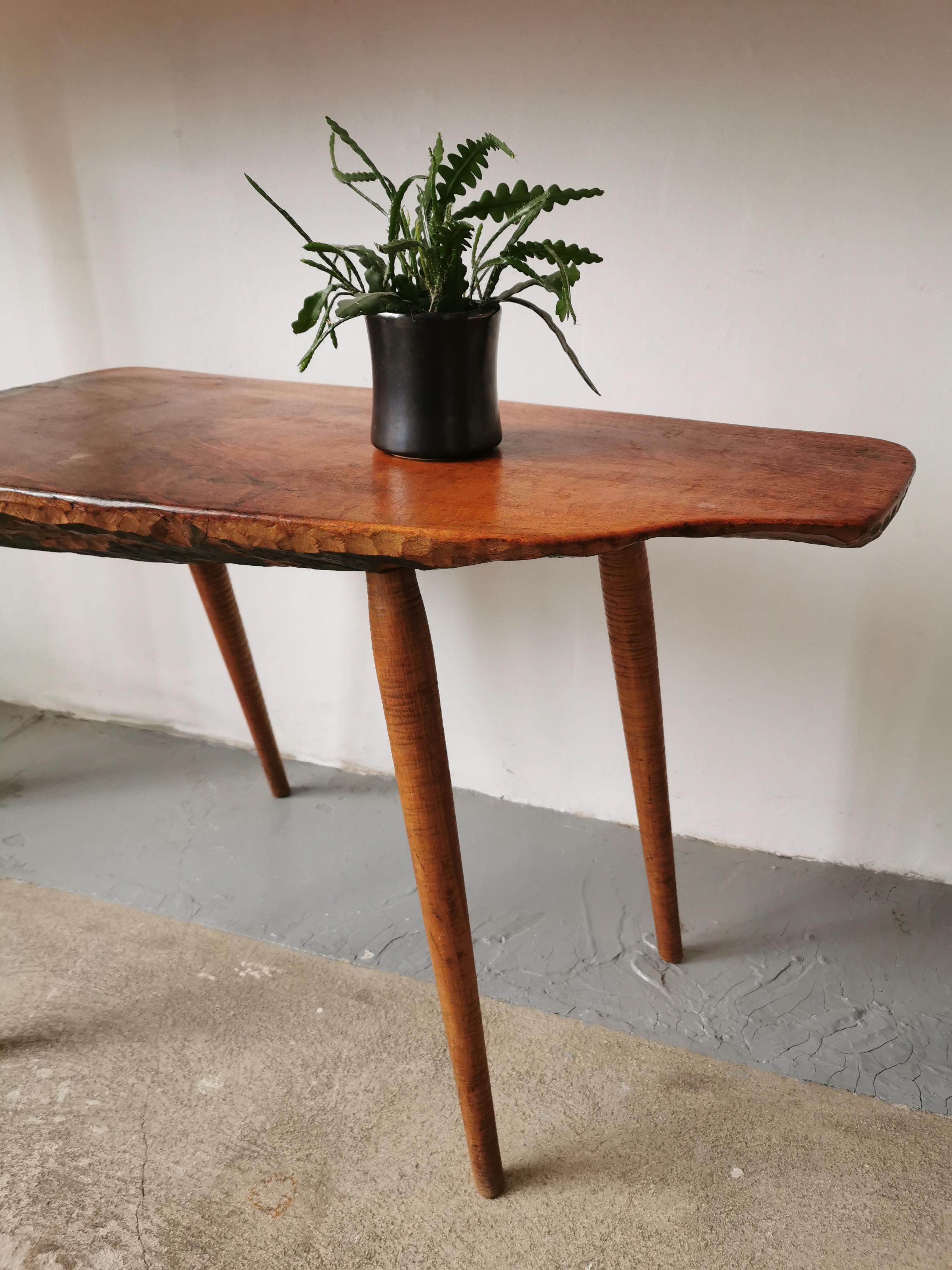 Table basse ou coffee table en bois massif de forme libre circa 1960 For Sale 4