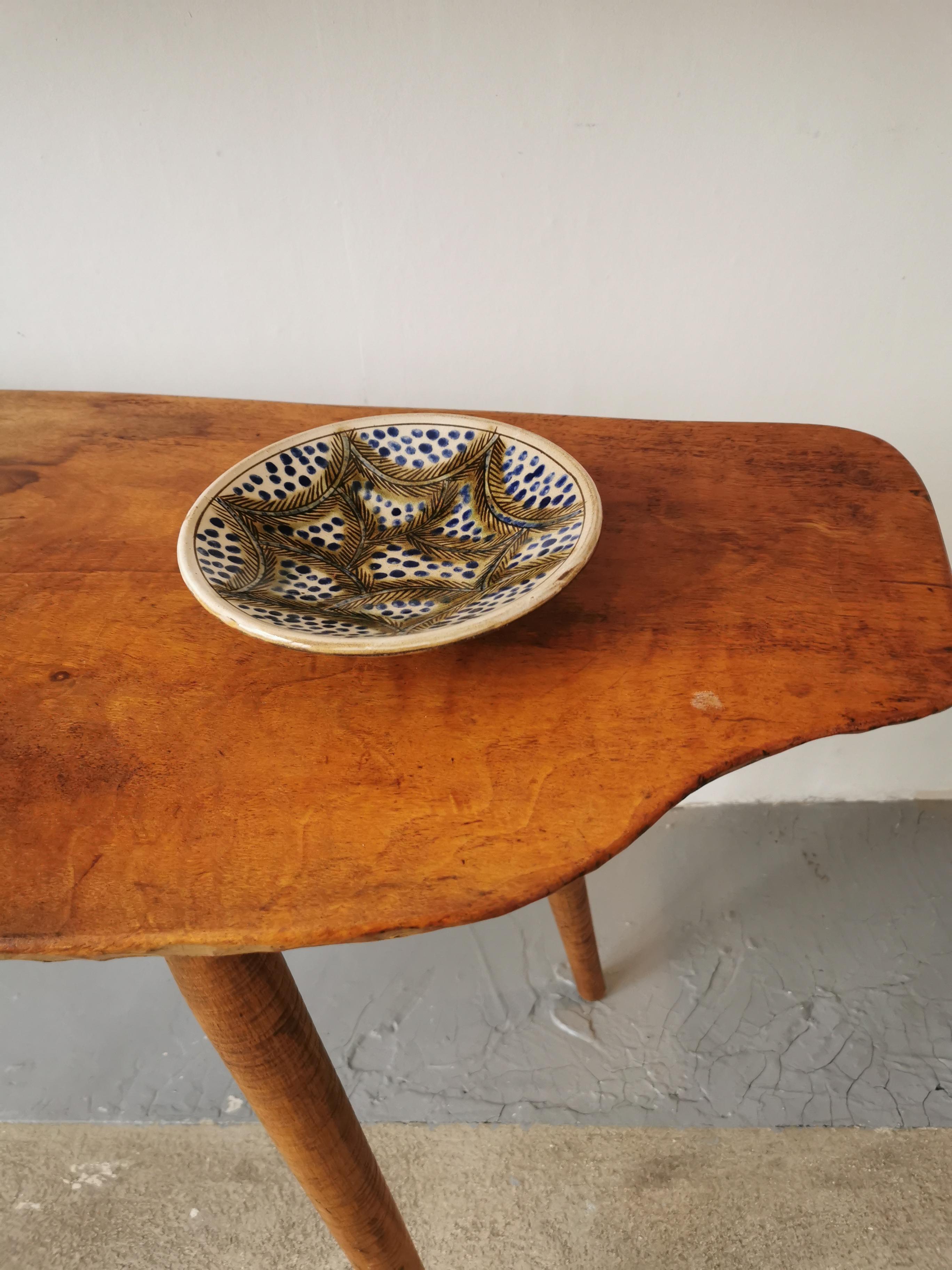 Table basse ou coffee table en bois massif de forme libre circa 1960 For Sale 5