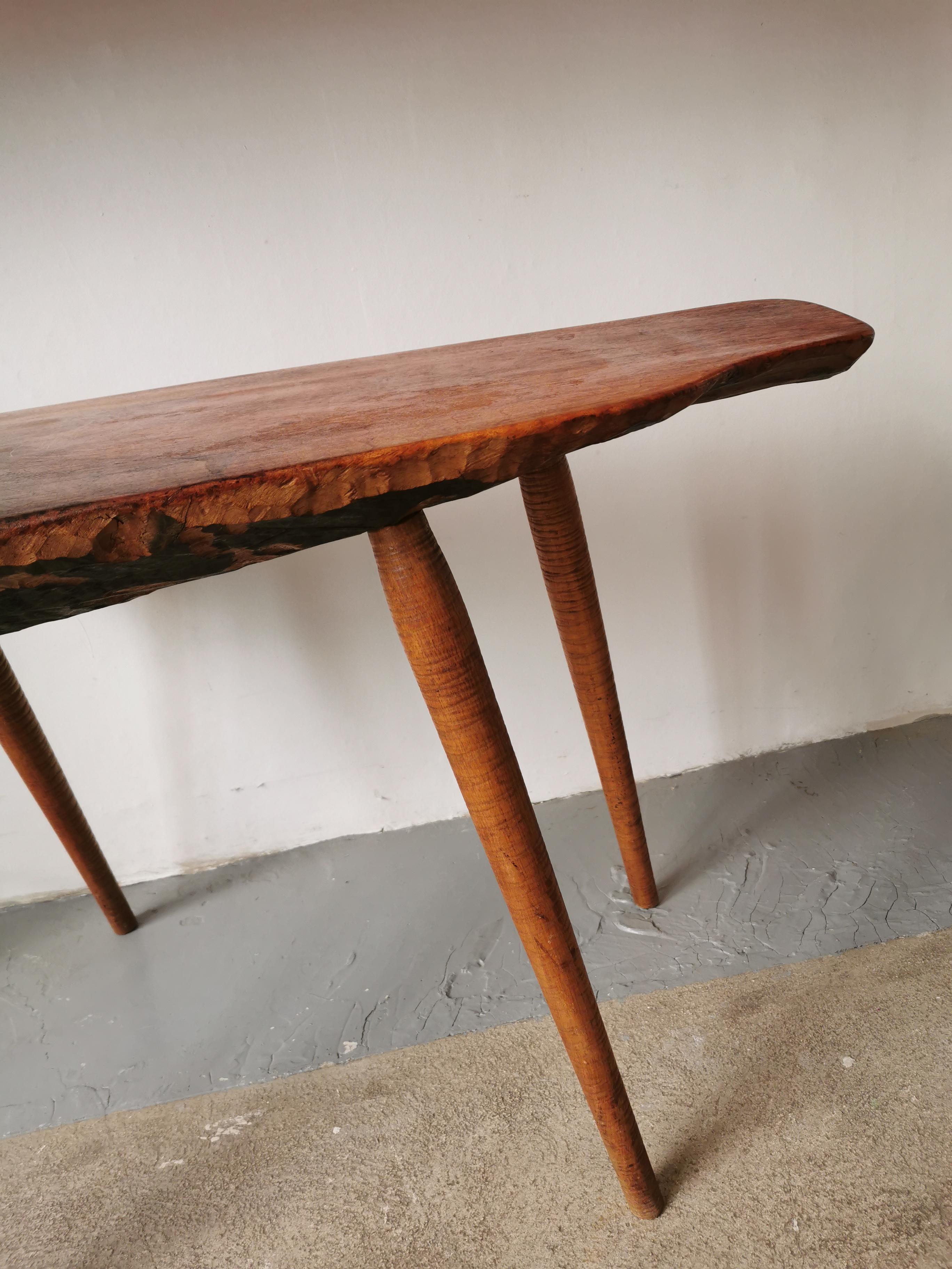 Mid-Century Modern Table basse ou coffee table en bois massif de forme libre circa 1960 For Sale