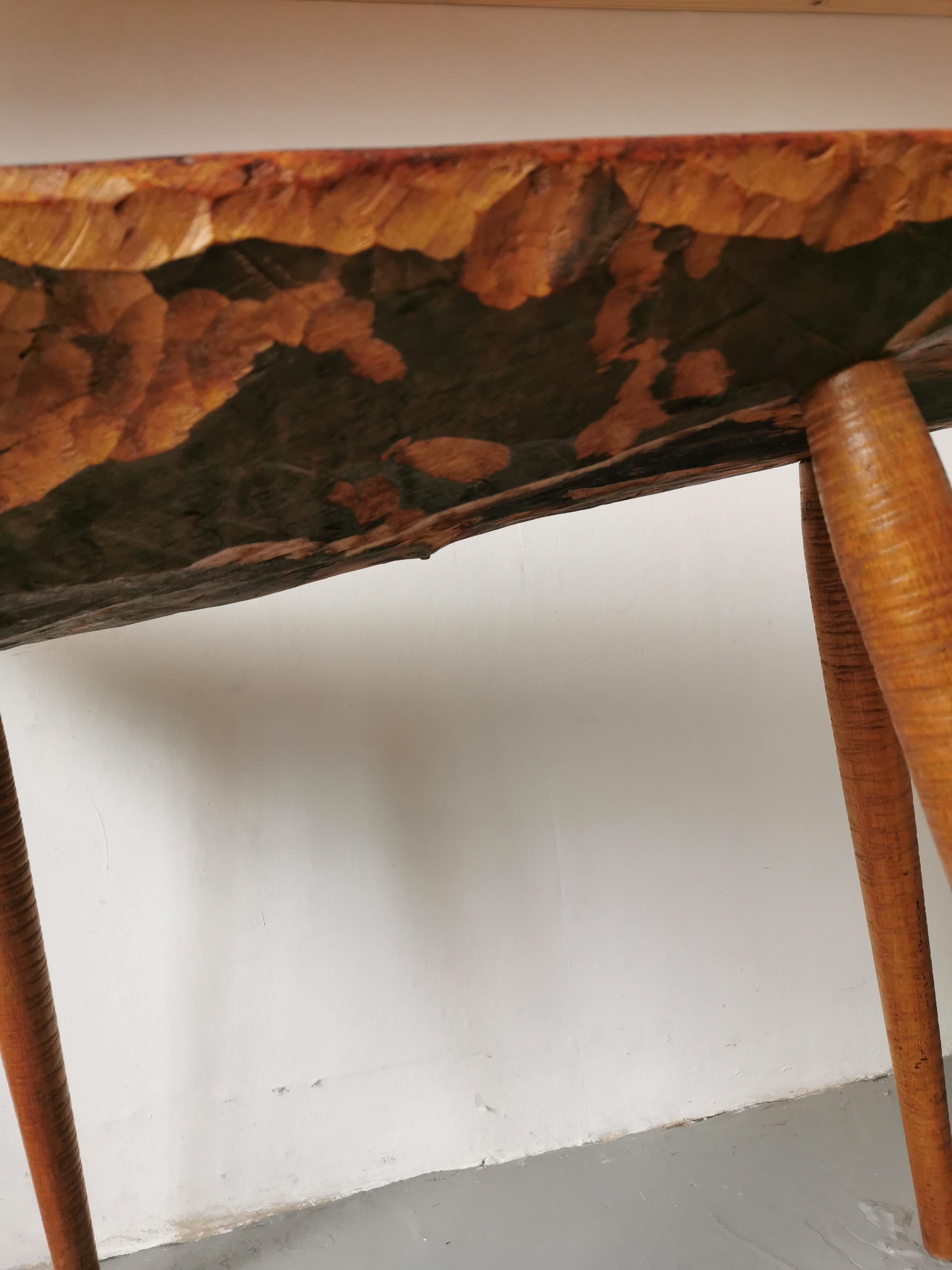 Carved Table basse ou coffee table en bois massif de forme libre circa 1960 For Sale