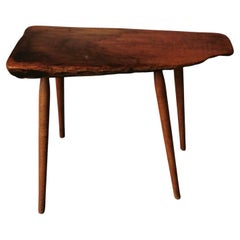 Vintage Table basse ou coffee table en bois massif de forme libre circa 1960