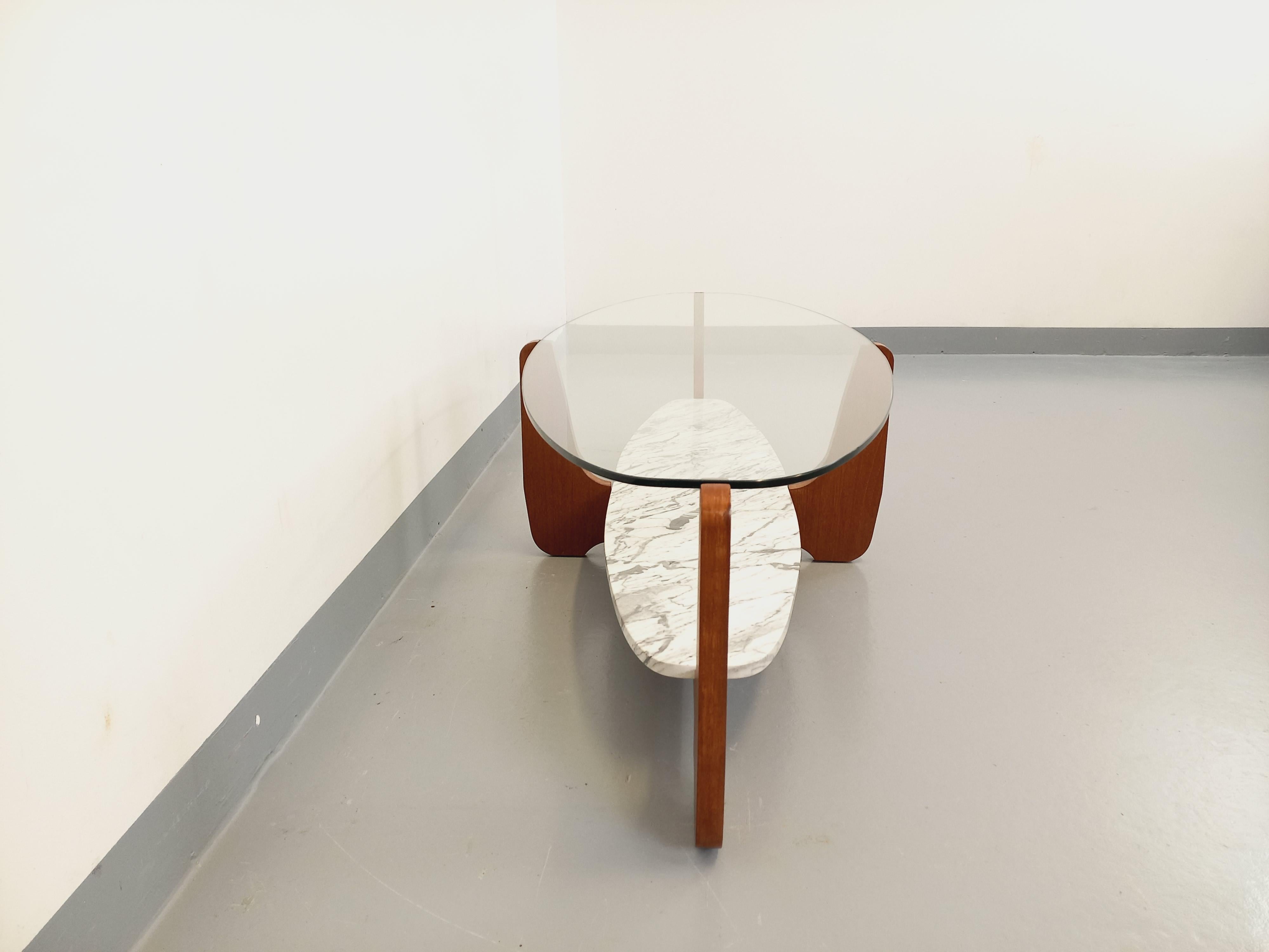 Table basse ovale à 2 plateaux vintage de Hugues Poignant, en teck, marbre In Good Condition In BESANÇON, FR