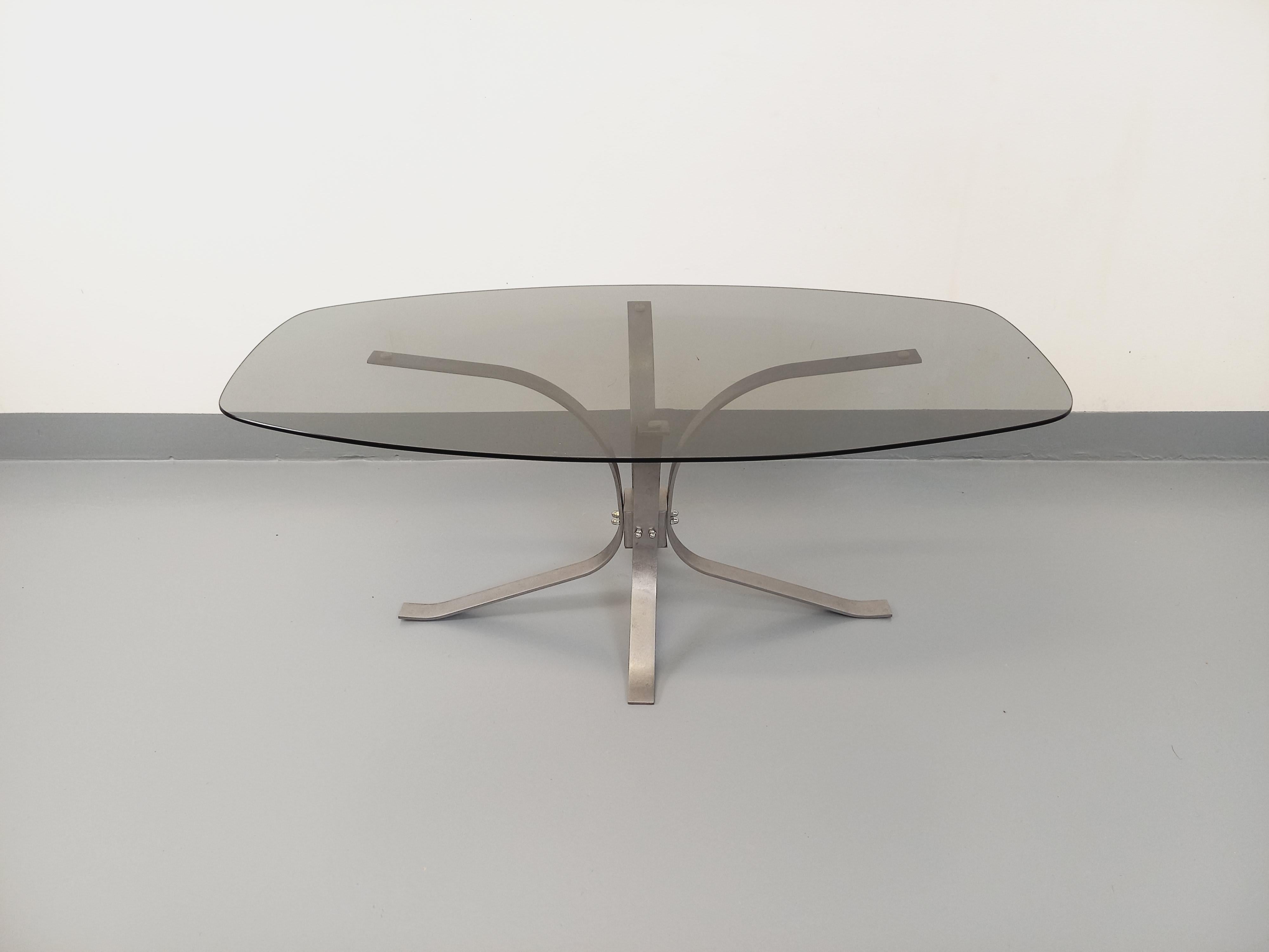 Table basse ovale rectangulaire arrondie vintage en verre et métal chromé en vente 3