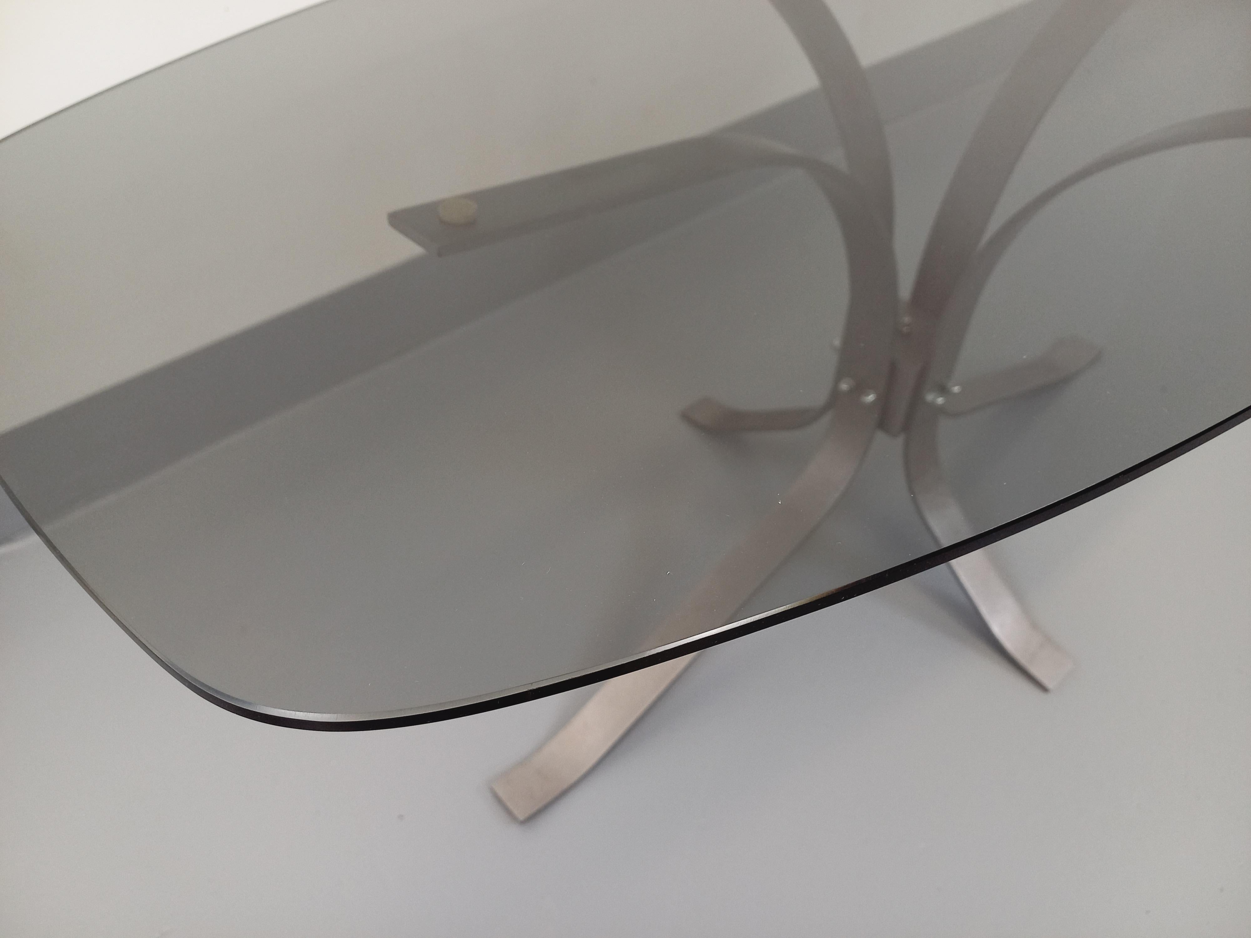 Table basse ovale vintage des années 70, plateau en verre fumé rectangulaire arrondi et pied en métal chromé design, très bon état général, quelques rares micro-rayures de surface sur le plateau.
Réf 241 006
Hauteur : 42 cm
Largeur : 101