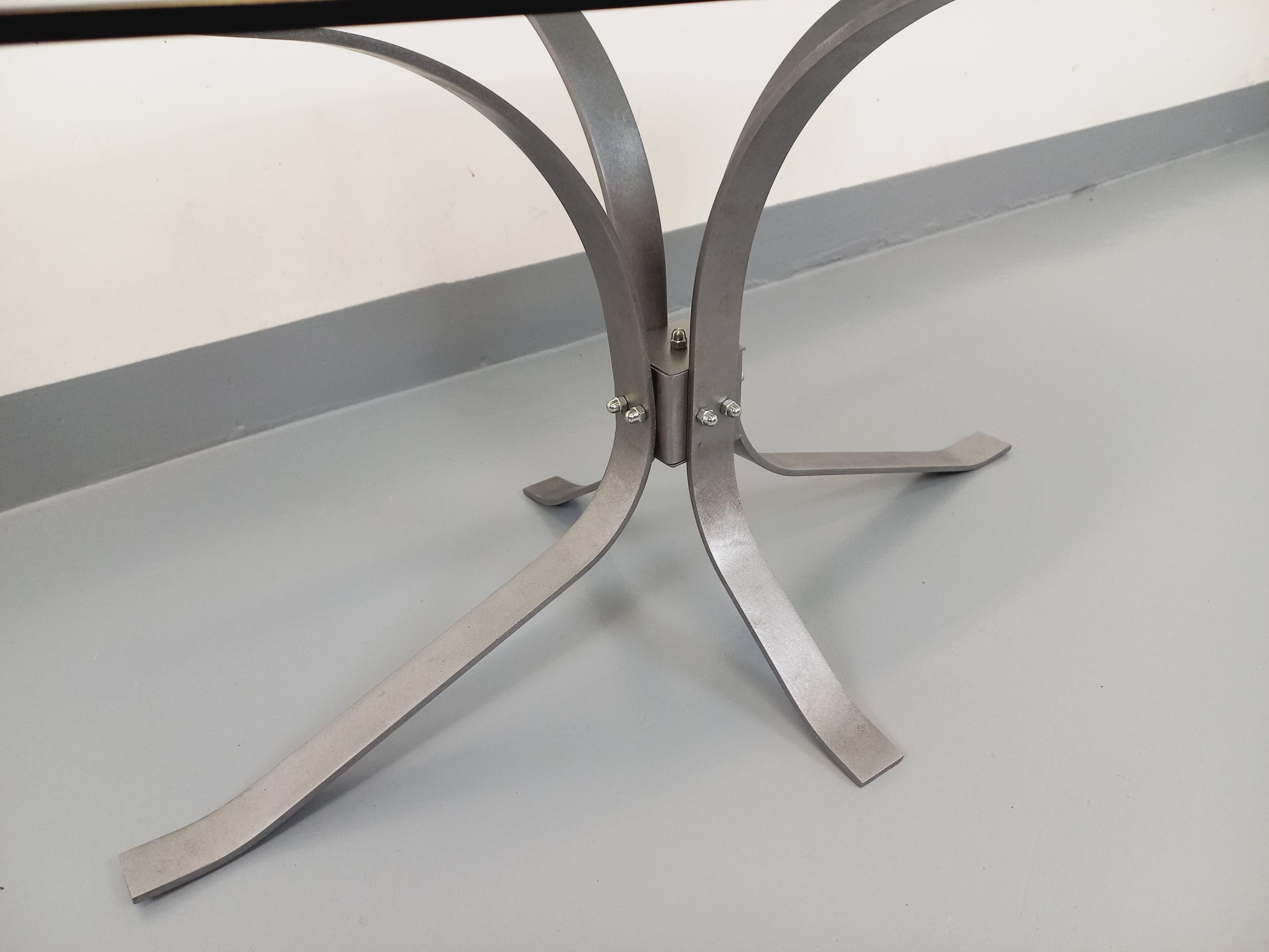 Français Table basse ovale rectangulaire arrondie vintage en verre et métal chromé en vente