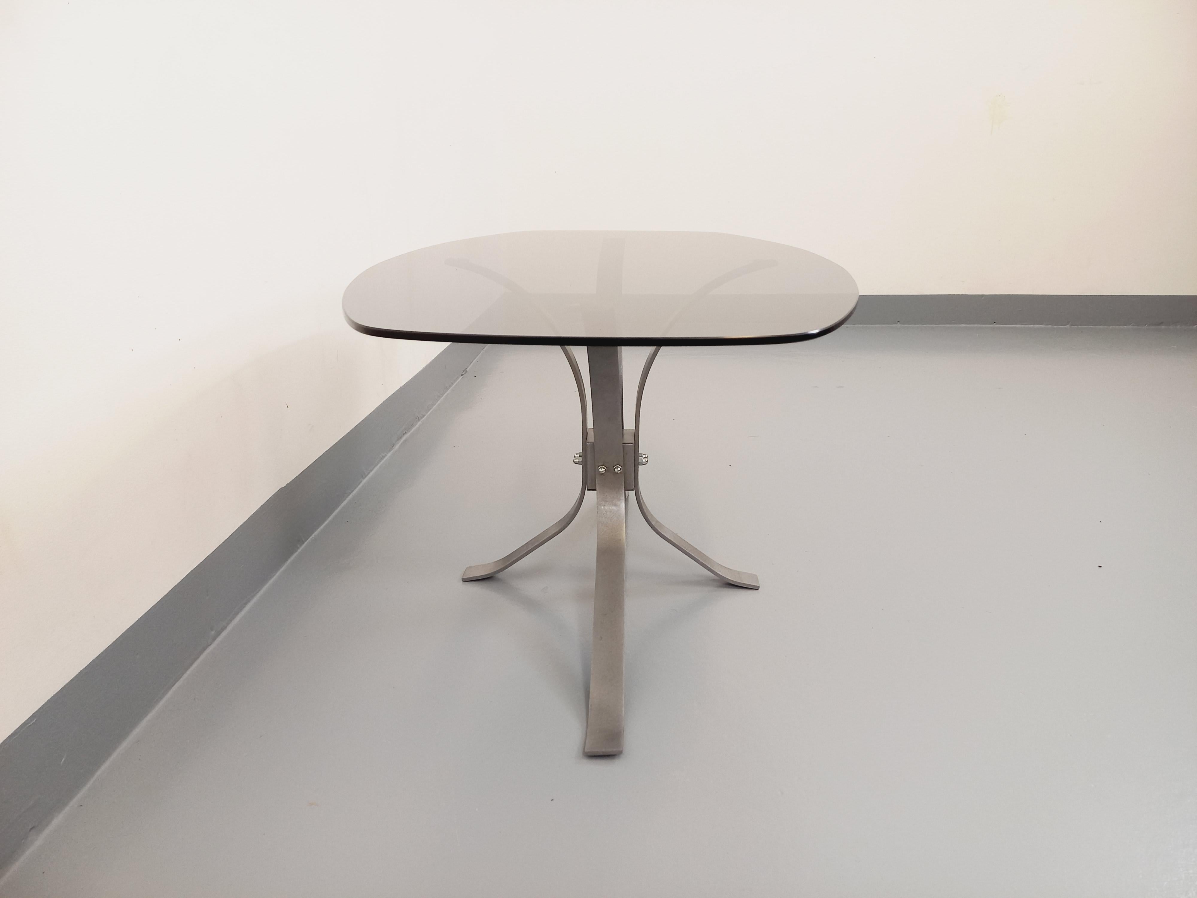 Fin du 20e siècle Table basse ovale rectangulaire arrondie vintage en verre et métal chromé en vente