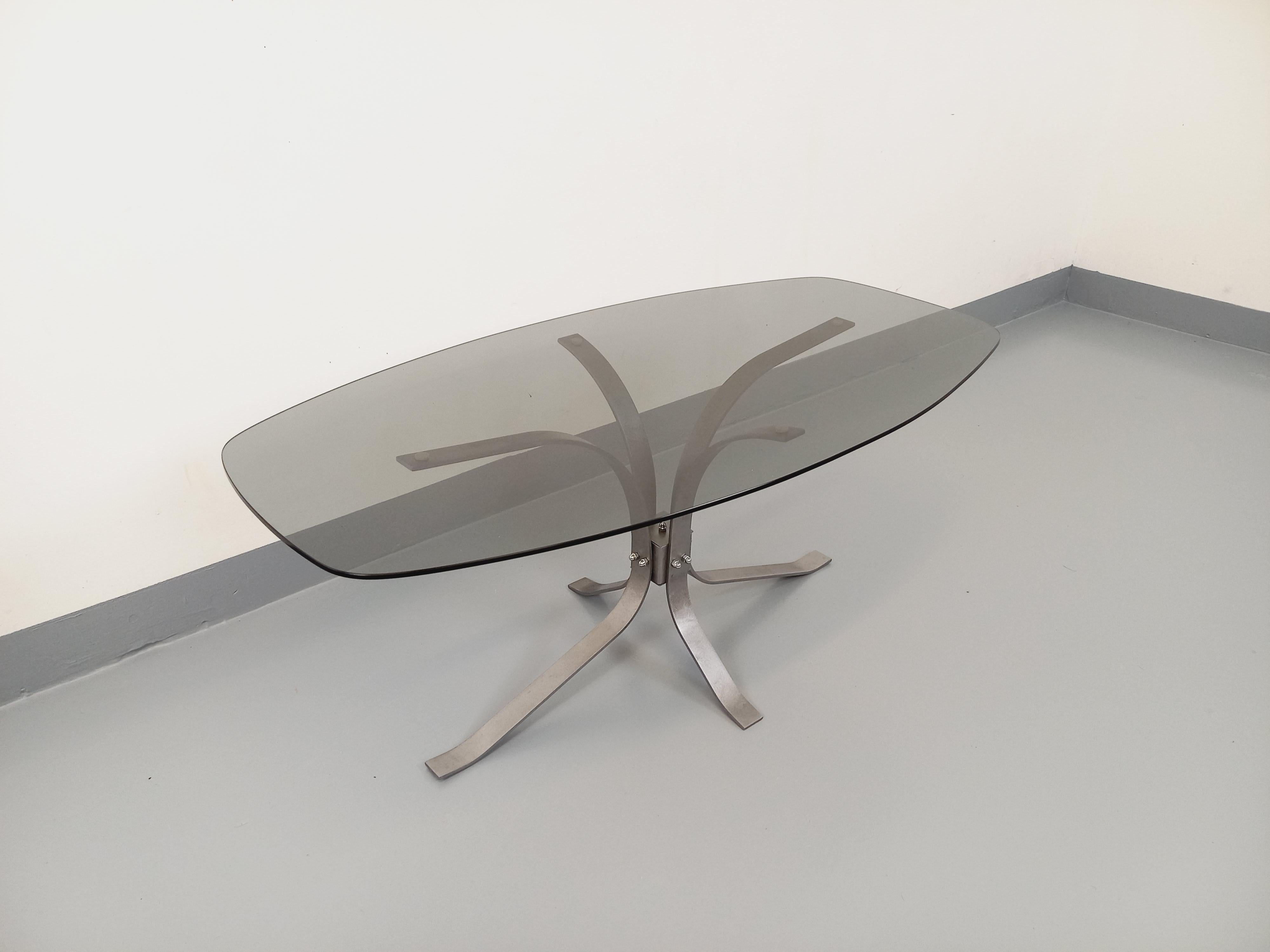 Table basse ovale rectangulaire arrondie vintage en verre et métal chromé en vente 1