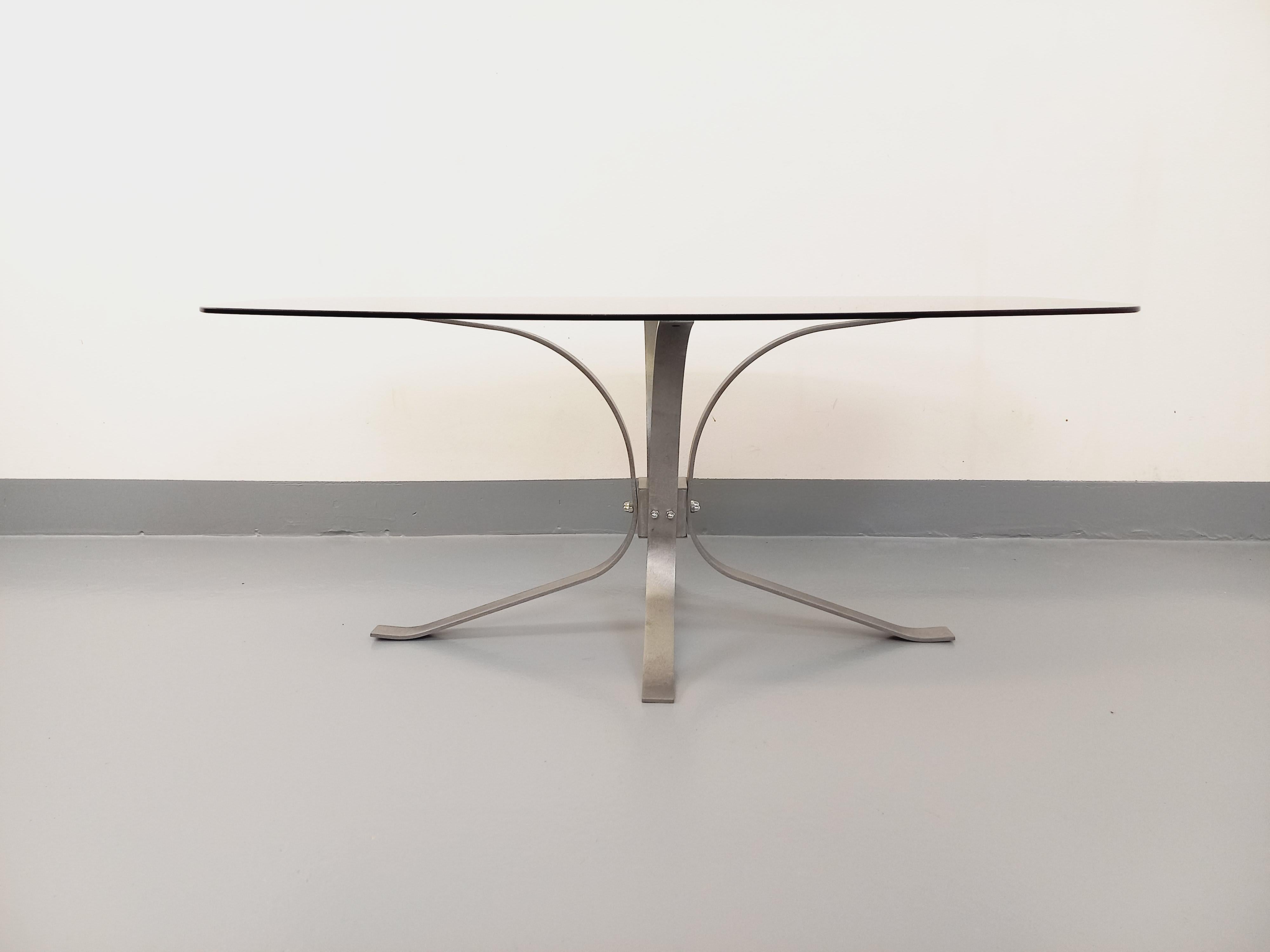 Table basse ovale rectangulaire arrondie vintage en verre et métal chromé en vente 2
