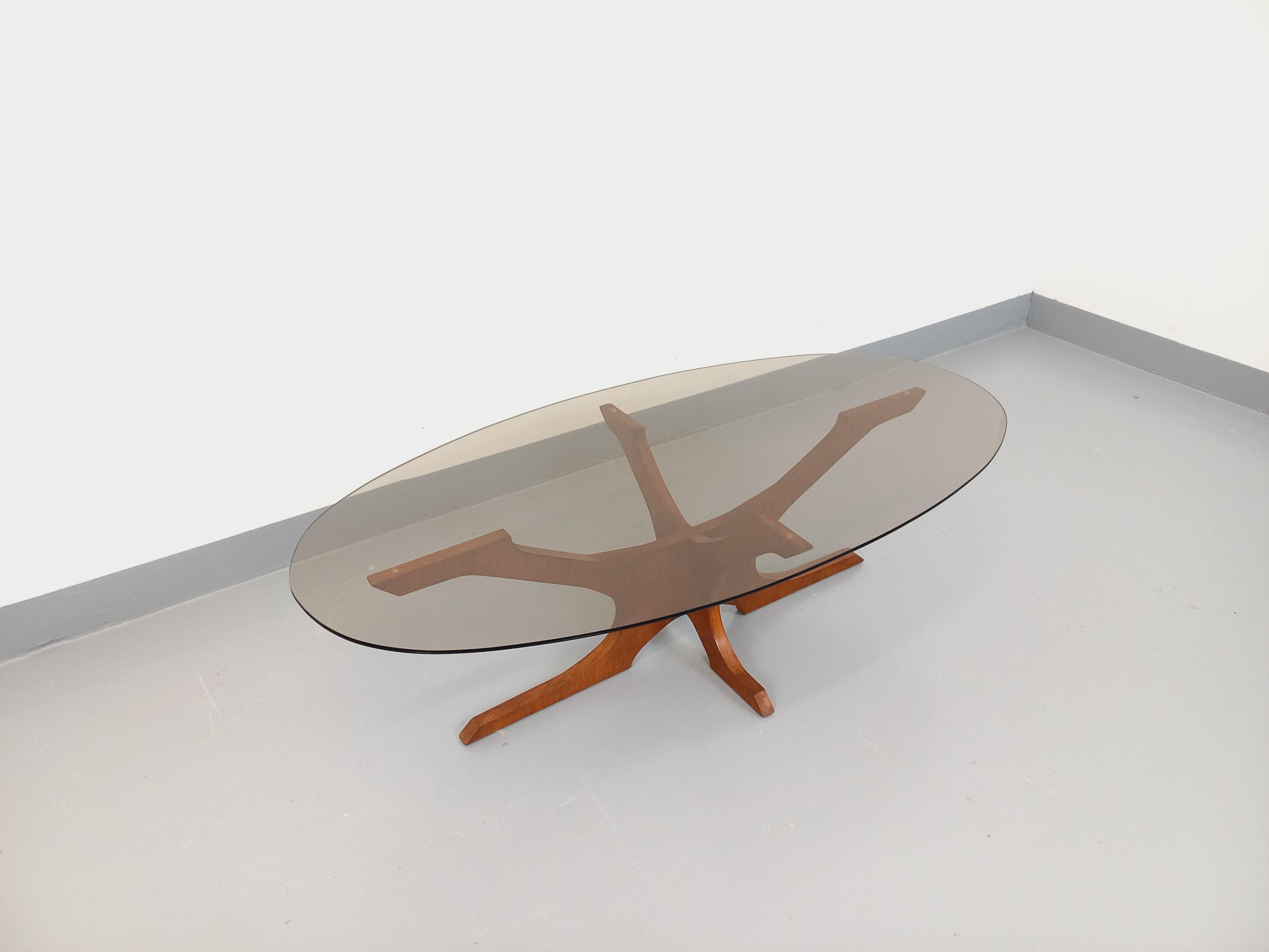 Table basse ovale vintage Hugues Poignant en teck et verre fumé des années 60 70 en vente 3