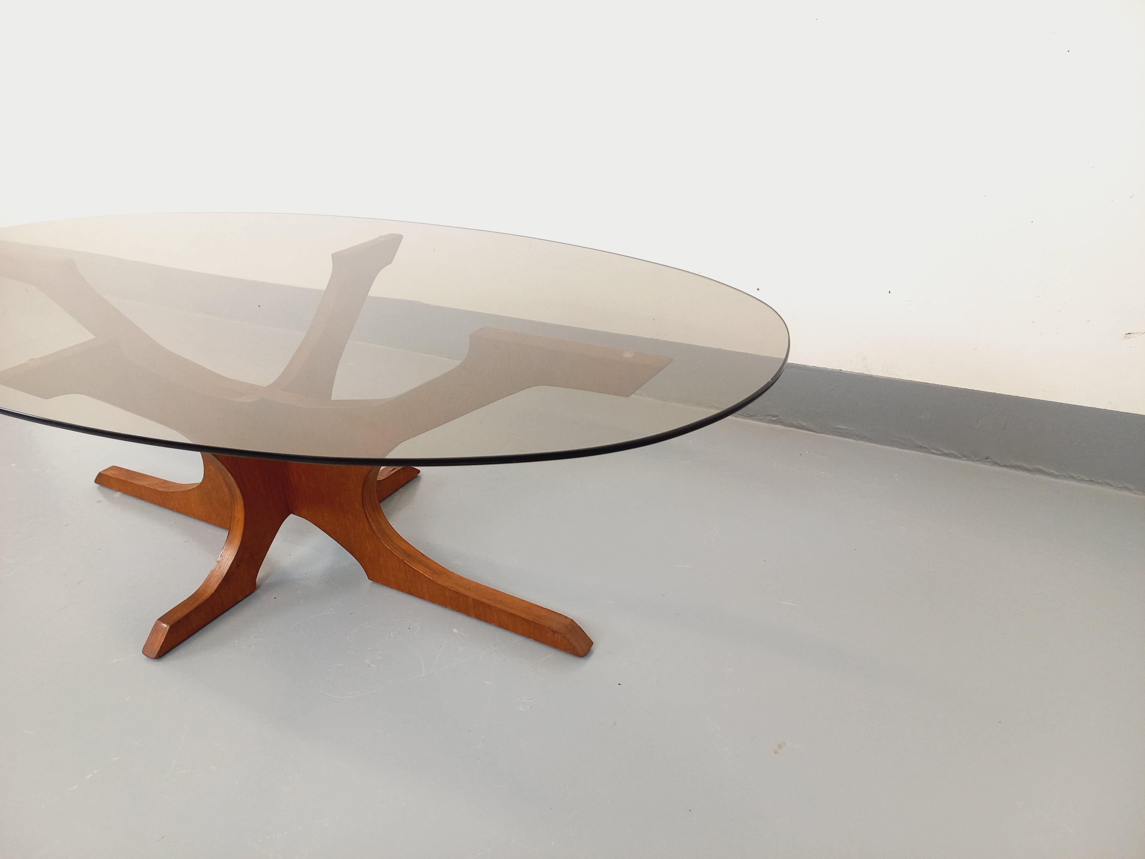 Table basse ovale vintage Hugues Poignant en teck et verre fumé des années 60 70 en vente 4