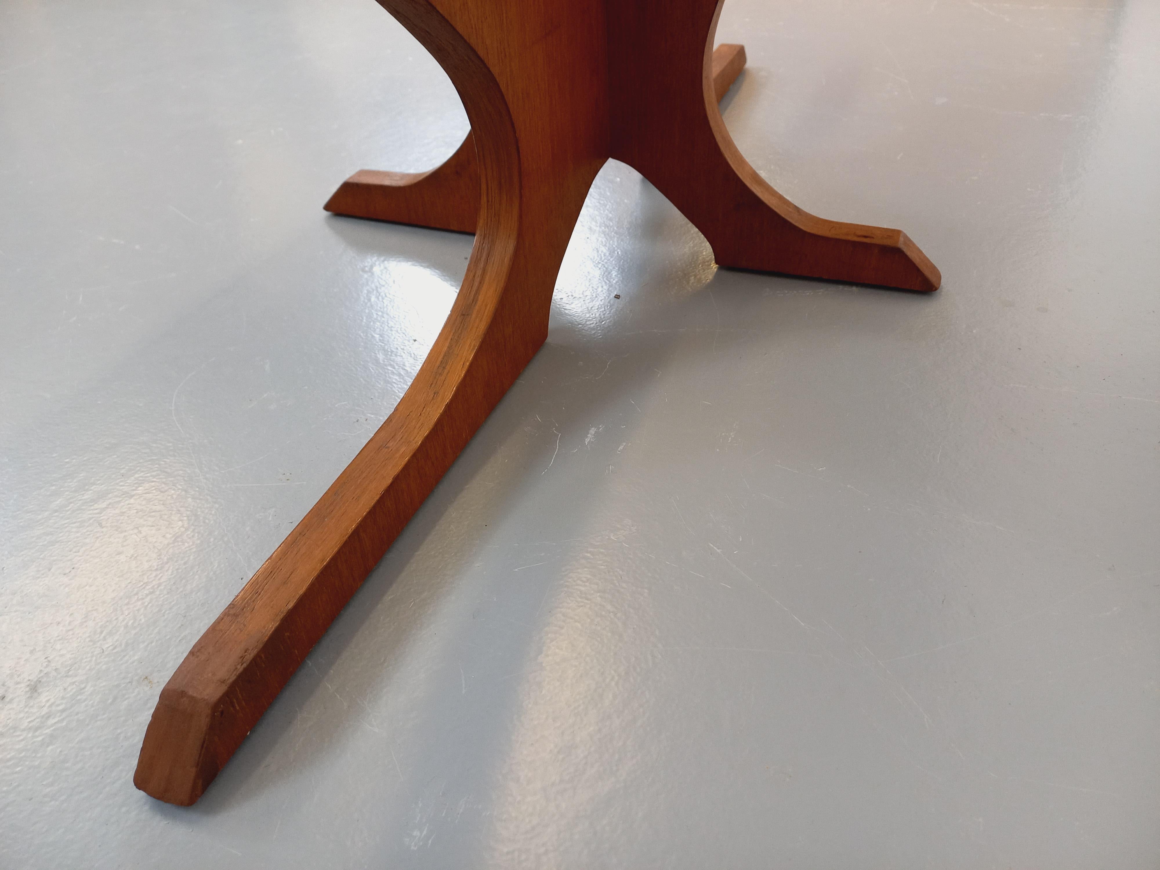 Table basse ovale vintage Hugues Poignant en teck et verre fumé des années 60 70 en vente 5