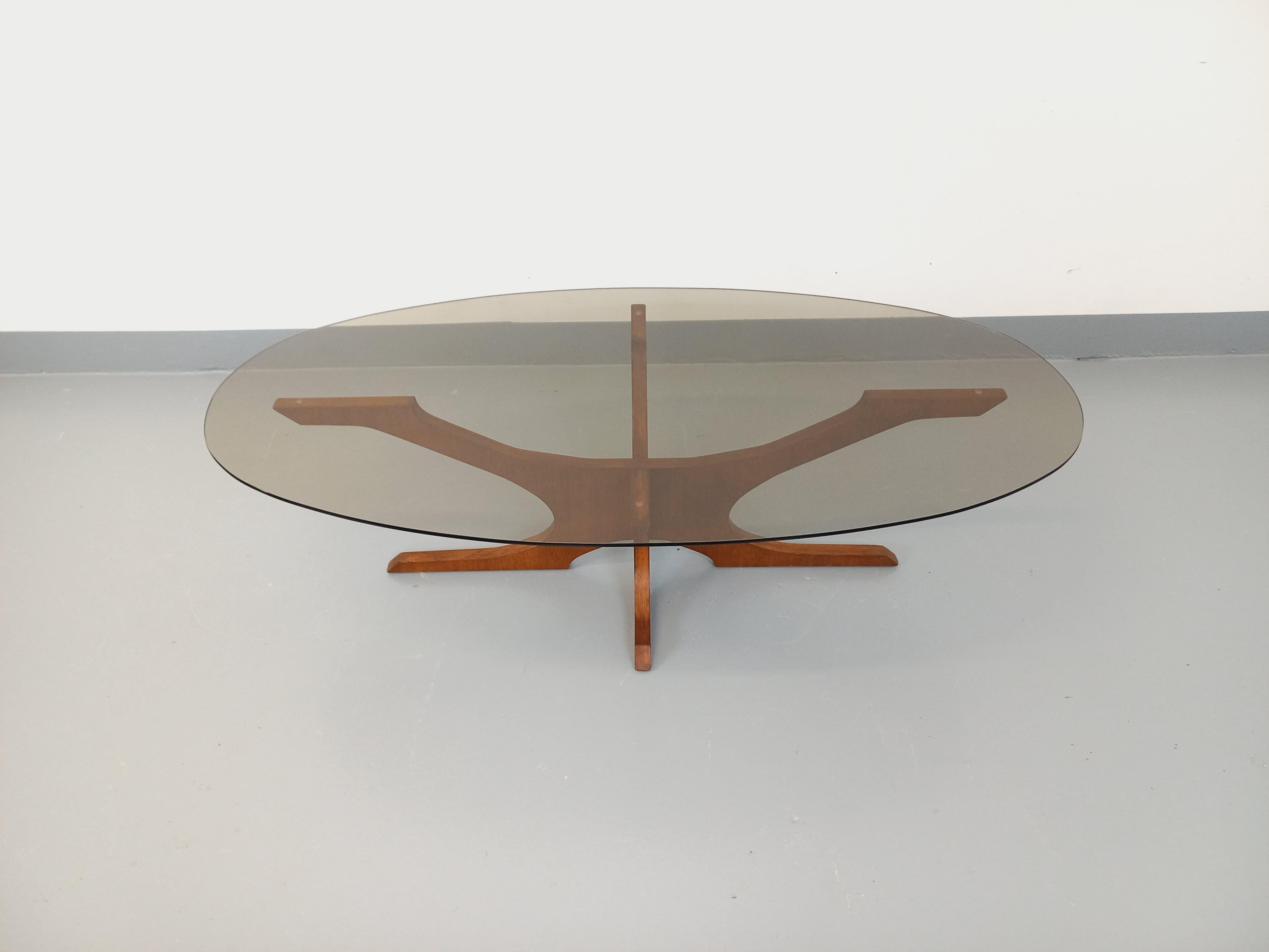 Scandinave moderne Table basse ovale vintage Hugues Poignant en teck et verre fumé des années 60 70 en vente