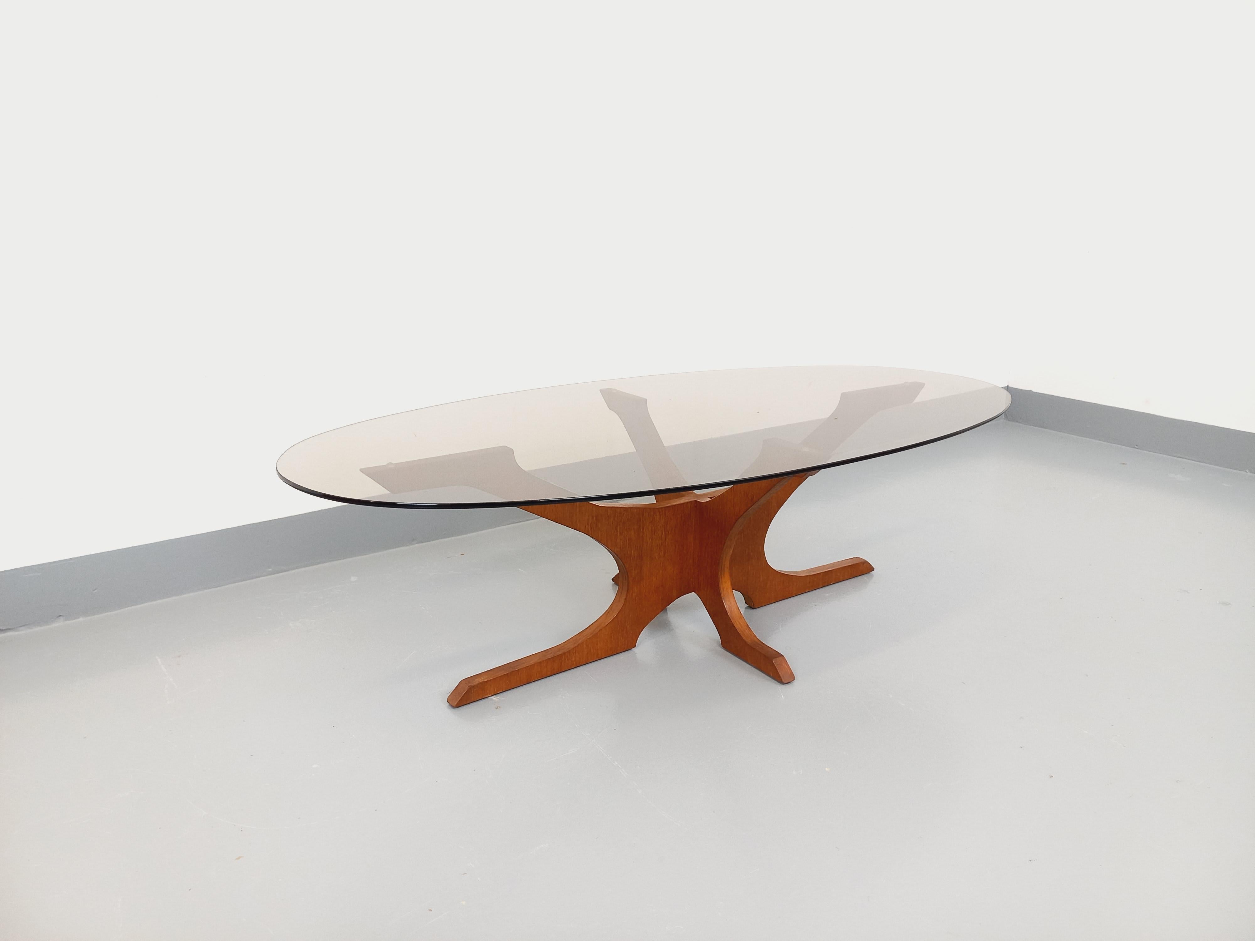 Français Table basse ovale vintage Hugues Poignant en teck et verre fumé des années 60 70 en vente