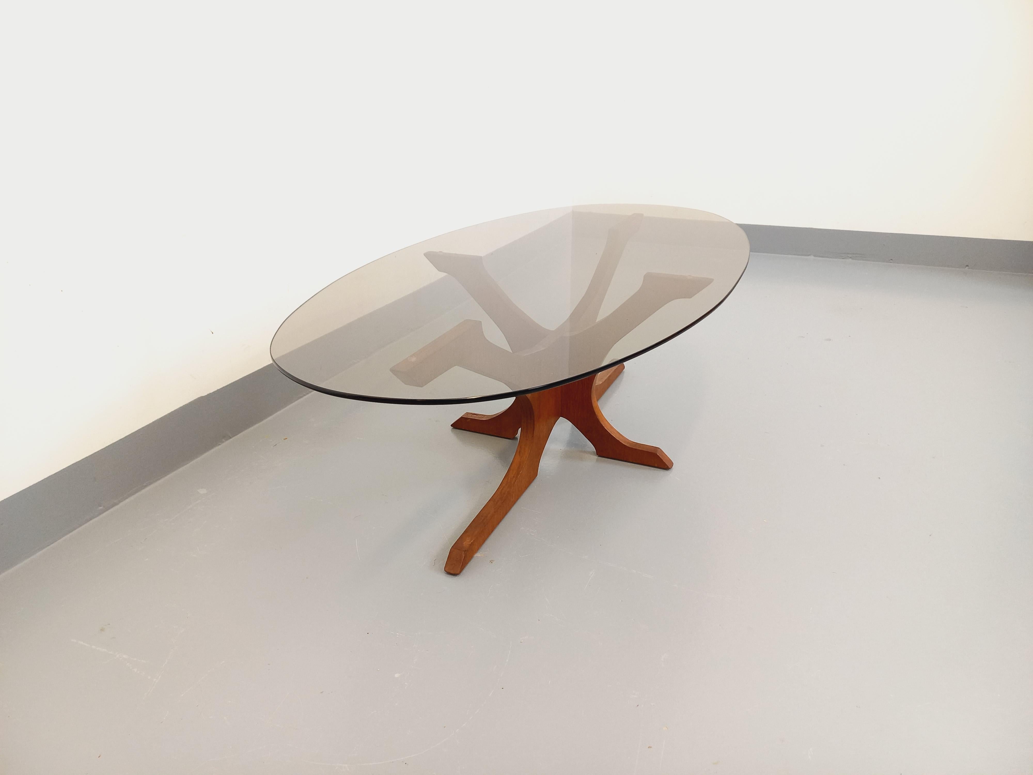 Table basse ovale vintage Hugues Poignant en teck et verre fumé des années 60 70 Bon état - En vente à BESANÇON, FR