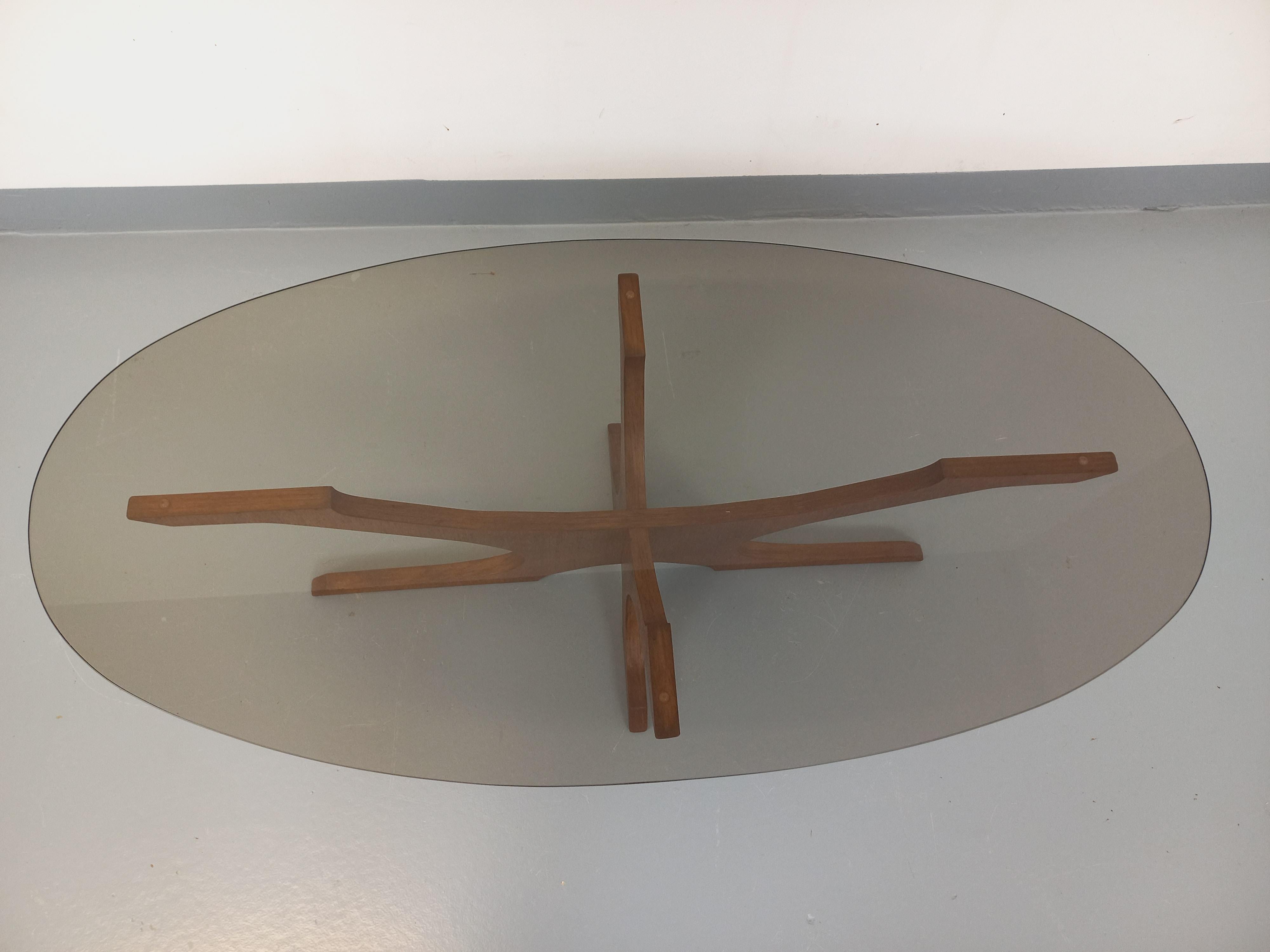 Fin du 20e siècle Table basse ovale vintage Hugues Poignant en teck et verre fumé des années 60 70 en vente